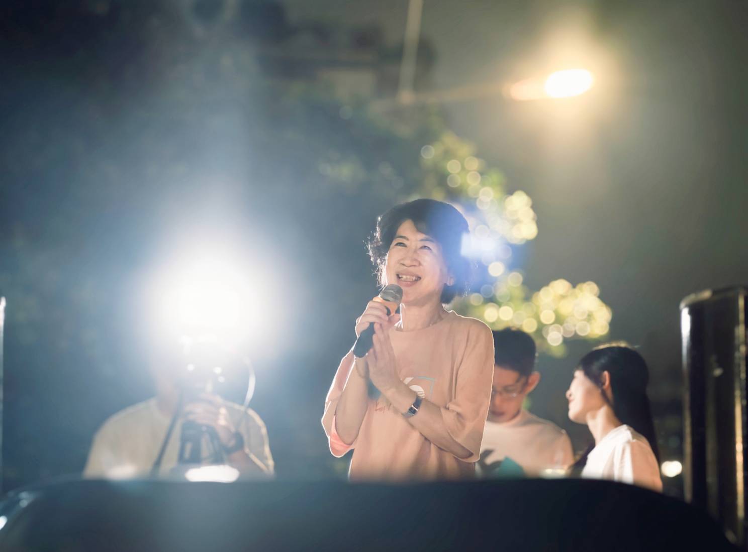 陳佩琪向小草發表簡短談話，突然說若今天要爭取司法公平正義，「該跳樓的應該是陳佩琪」。（翻攝自臉書@陳佩琪）