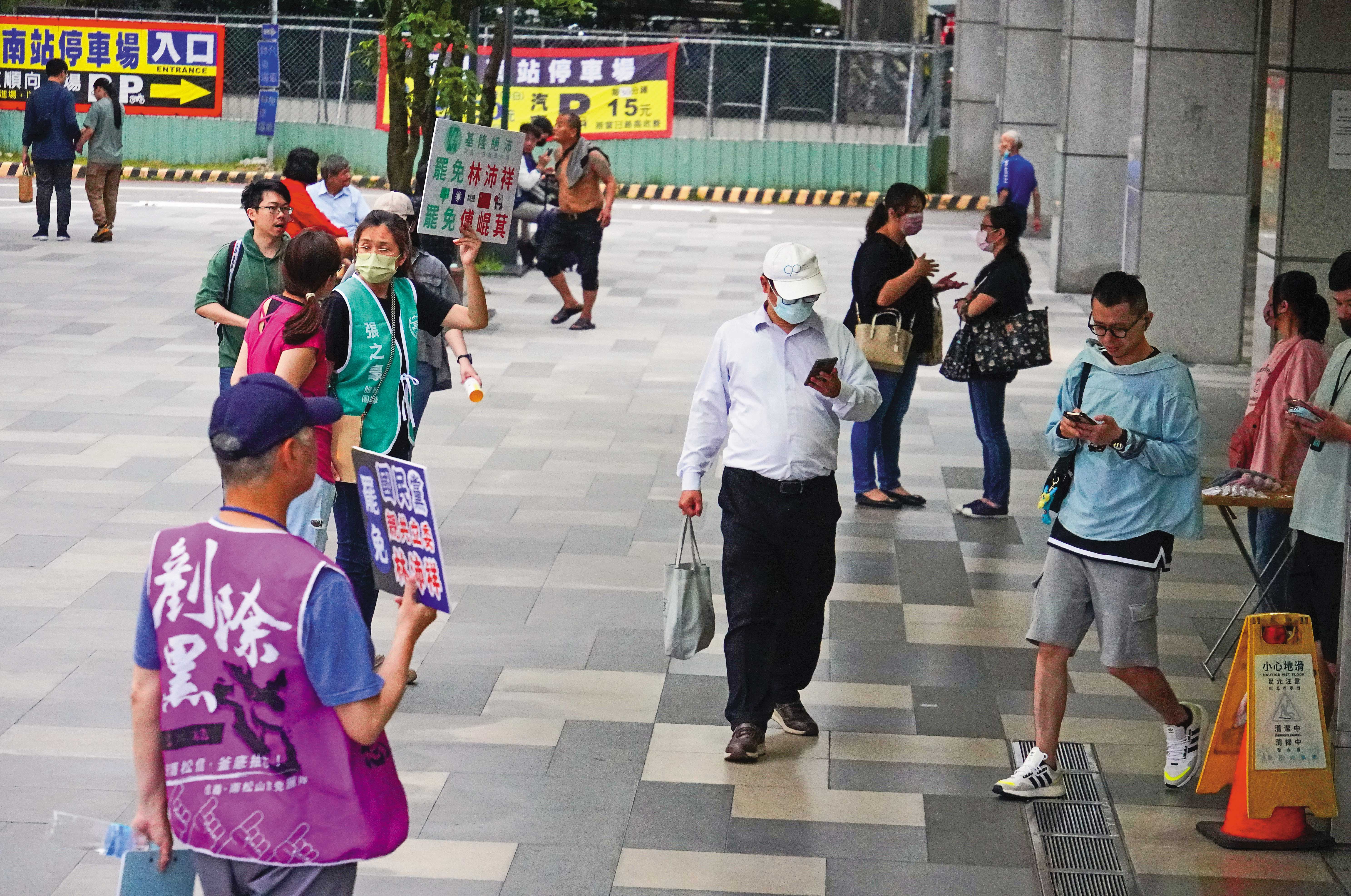 各地罷團送件結束後都湧入基隆,協助林沛祥罷團衝連署。