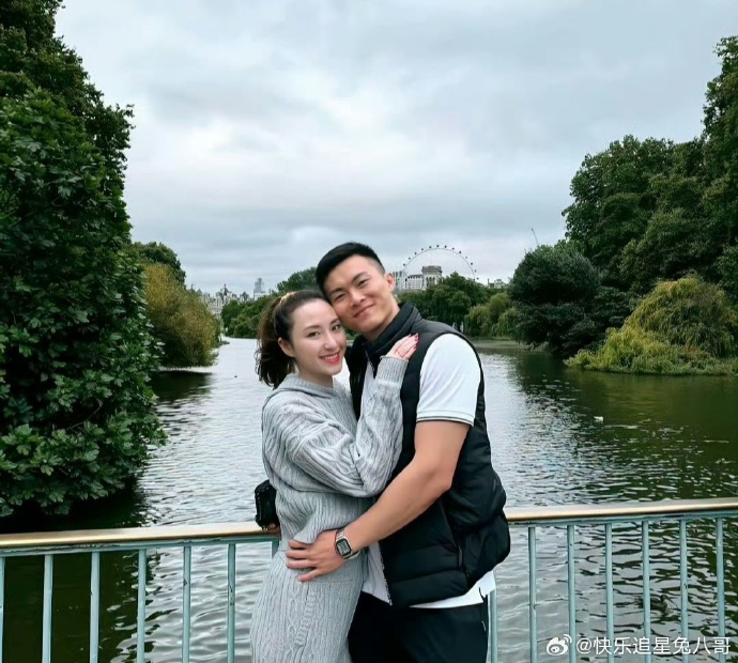 Douglas職業是一後轉任文職的消防員，家世背景與何超雲來說有如天壤之別。（微博圖片）