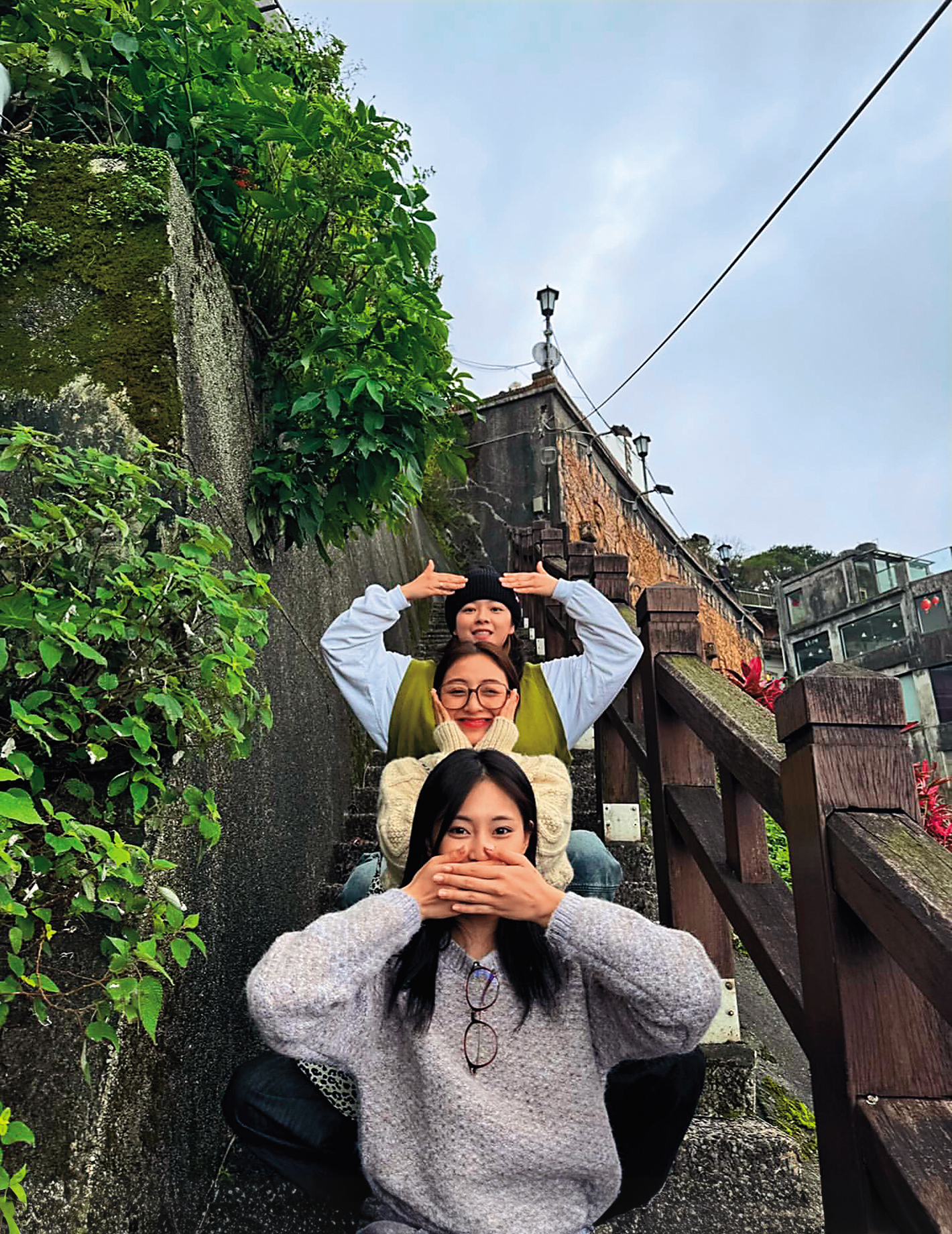 周子瑜(前)日前帶隊友志效(中)及定延(後)在台灣旅遊。(翻攝自志效IG)