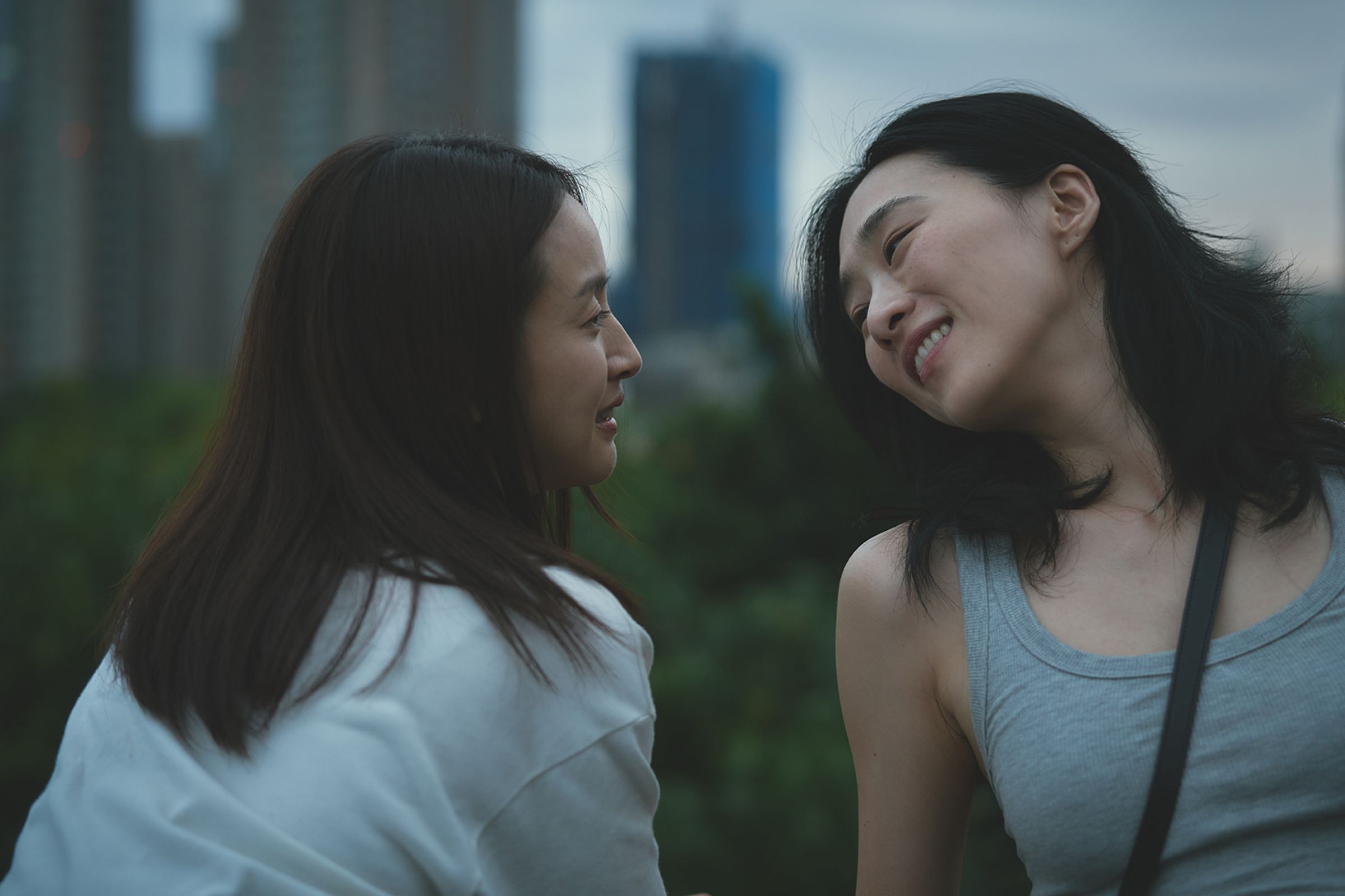 在電影《失明》中，林依晨、吳可熙都挑戰與以往個性不同的角色。（周子娛樂提供）