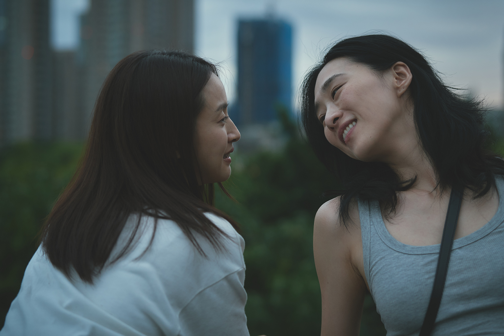 在電影《失明》中，林依晨、吳可熙都挑戰與以往個性不同的角色。（周子娛樂提供）