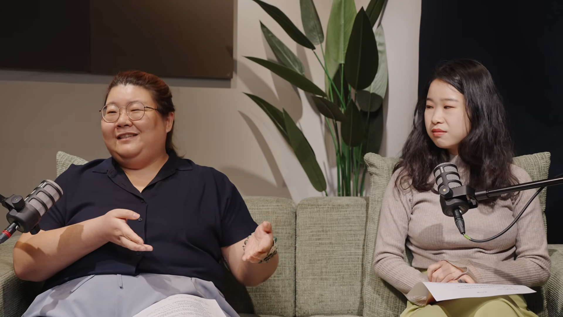 民進黨性平部Podcast節目《性平真心話》上，來賓張慧慈將民眾黨從政女性物化為「禮物」，另一位來賓吳奕萱在旁附和。（翻攝自民進黨性別平等事務部Gender Equality DPP YT頻道）