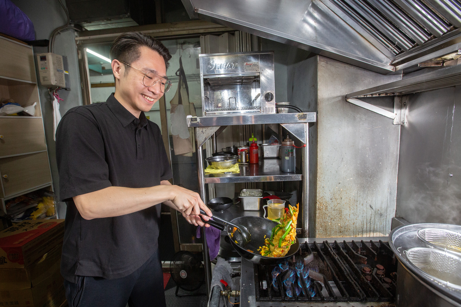 Andy16歲開始在餐飲業打工，習得一身好手藝，10年前來台念大學，畢業後選擇留在台灣開了九月茶餐廳。