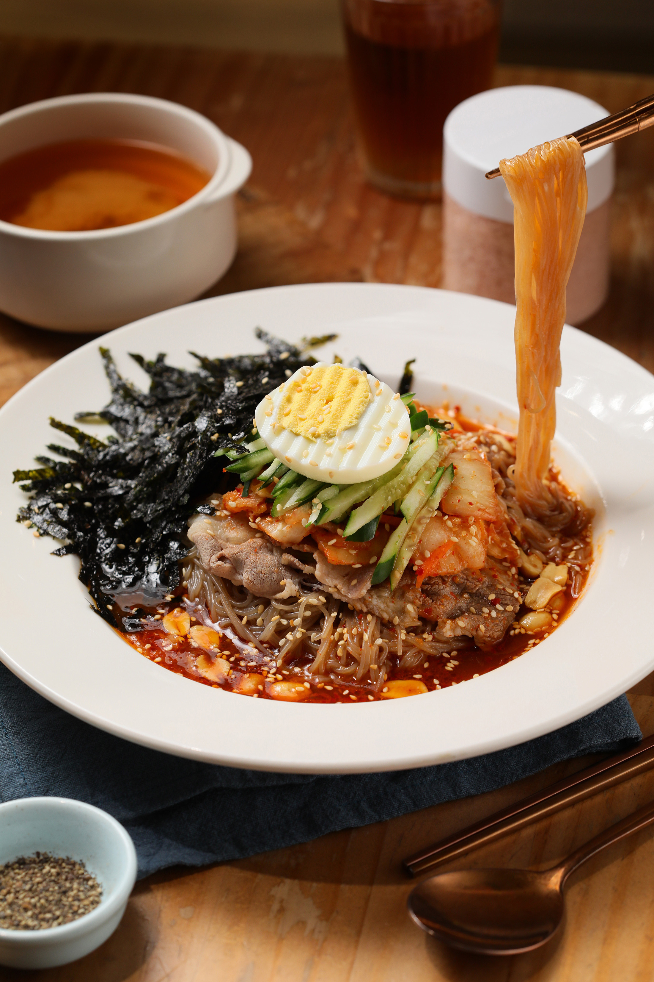 「三毛食記」的招牌餐點「韓式蕎麥冷麵」，是改良版的韓國冷麵，除了麵條Q彈，還能吃到五花肉、泡菜、高麗菜絲等豐富配料。（289元／份）
