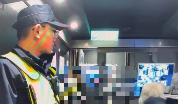 1名婦女洗腎後不明原因未返回長照中心，家屬憂心通報失蹤人口，警方在網咖發現該女子。（翻攝畫面）