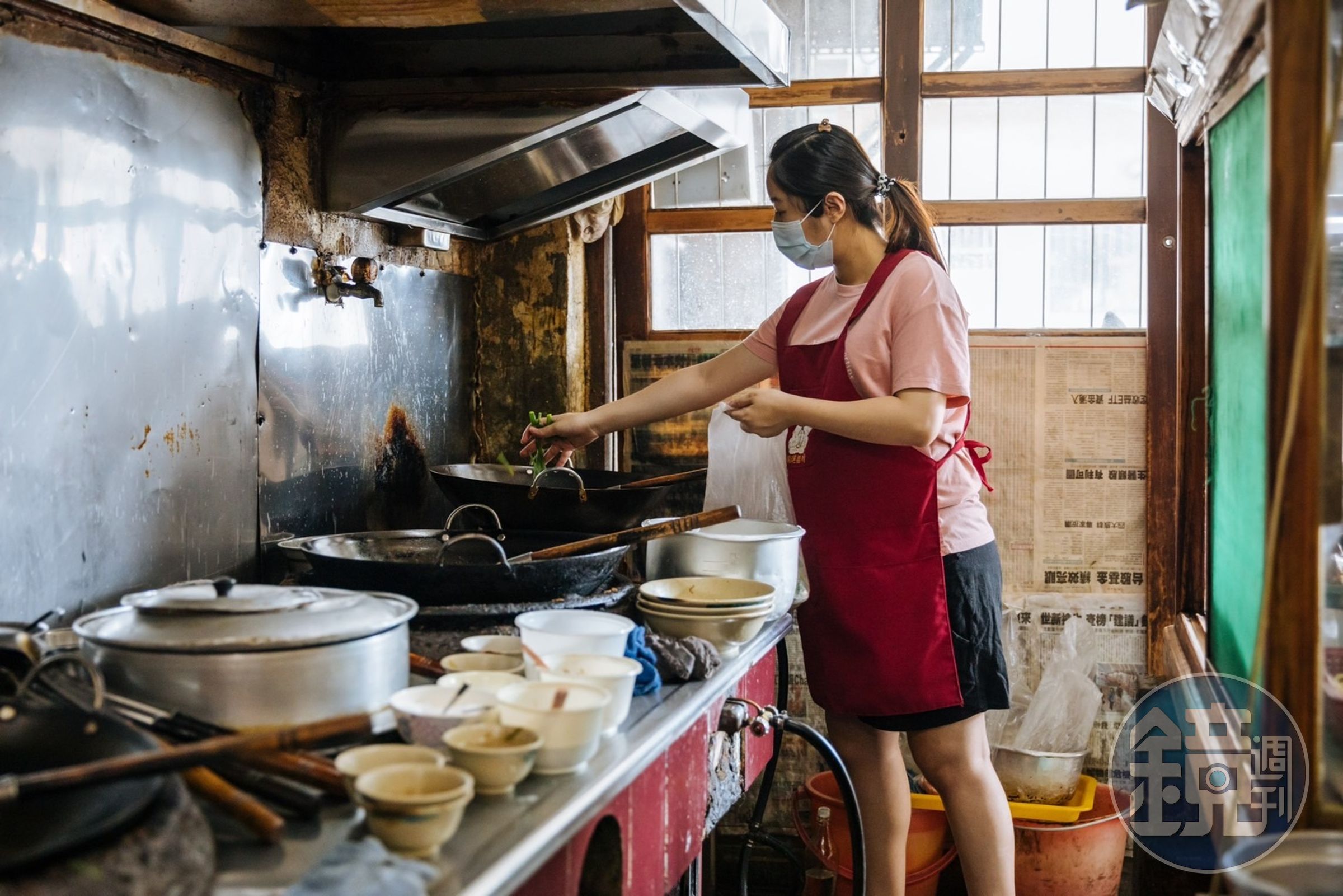 陳麗育說女兒從大學畢業就開始在店裡幫忙，言語中專屬媽媽的心疼與寵愛不言而喻。