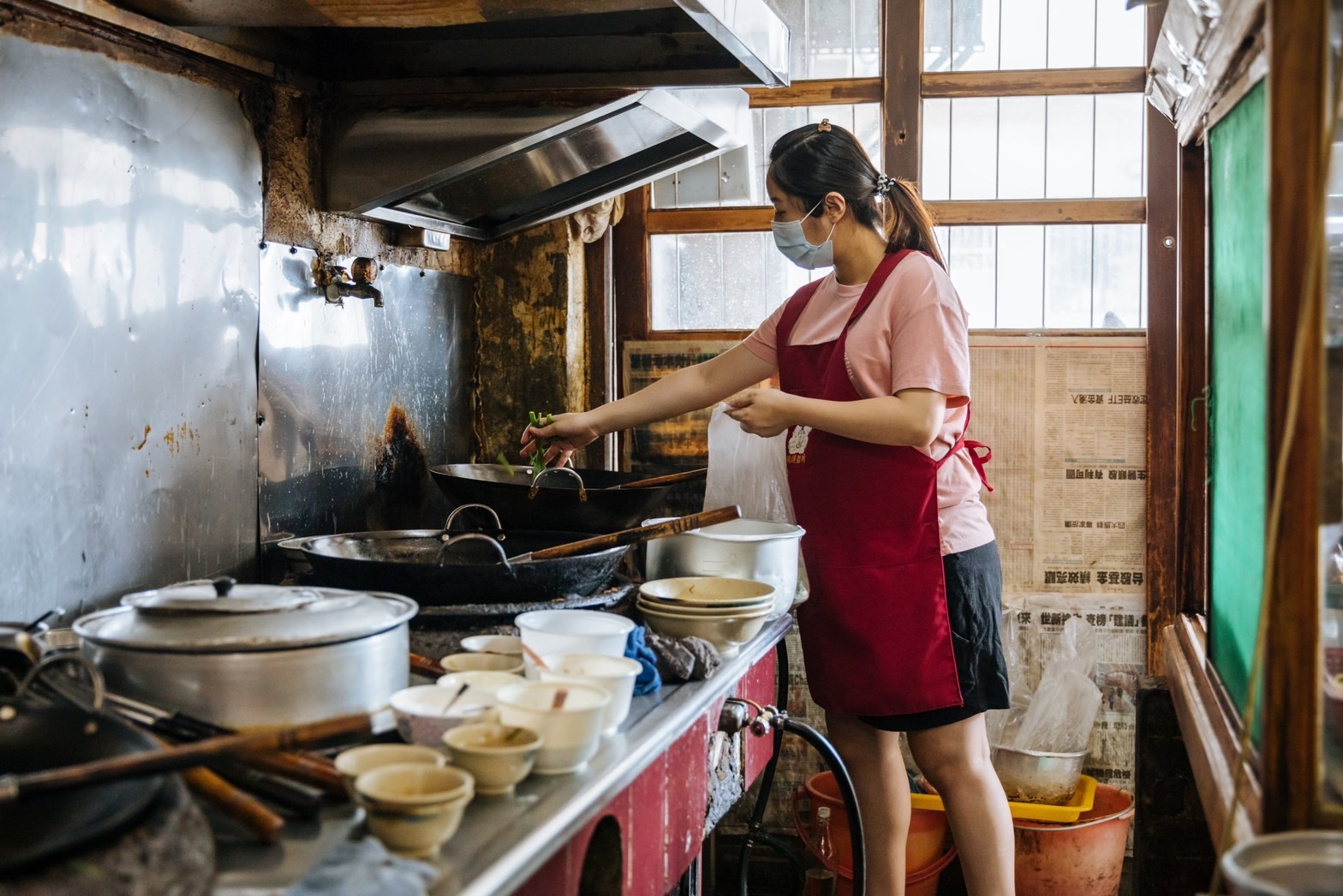 陳麗育說女兒從大學畢業就開始在店裡幫忙，言語中專屬媽媽的心疼與寵愛不言而喻。