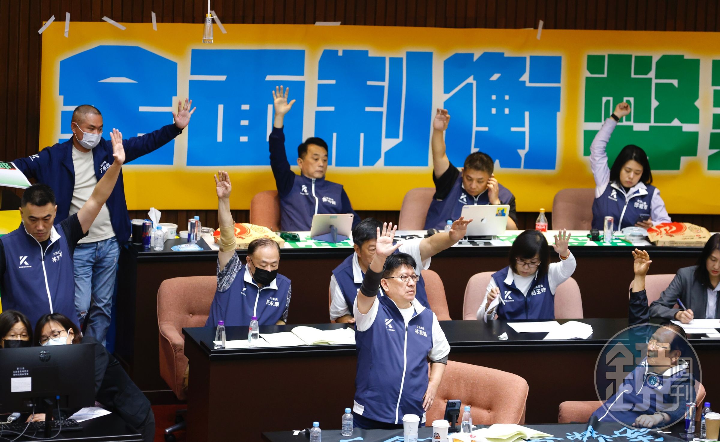 立法院今再度上演表決大戰,藍委們不停舉手投票。