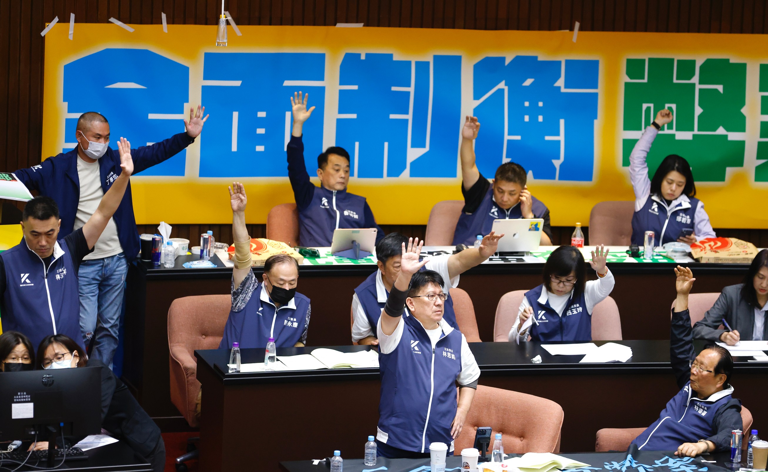 立法院今再度上演表決大戰，藍委們不停舉手投票。
