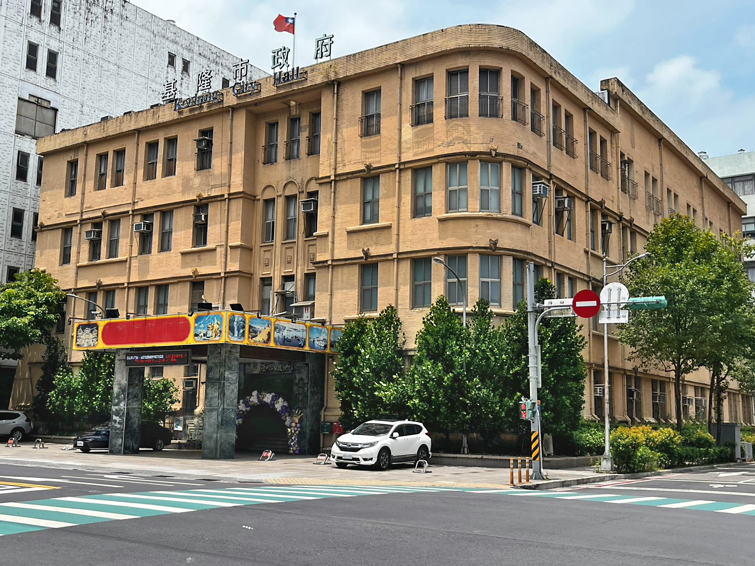 熟悉基隆選情的黨政人士分析,基隆市政混亂、黨內大將涉公共工程弊案及藍白合作競爭,致藍營基層鬆動、謝國樑選情陷入膠著。