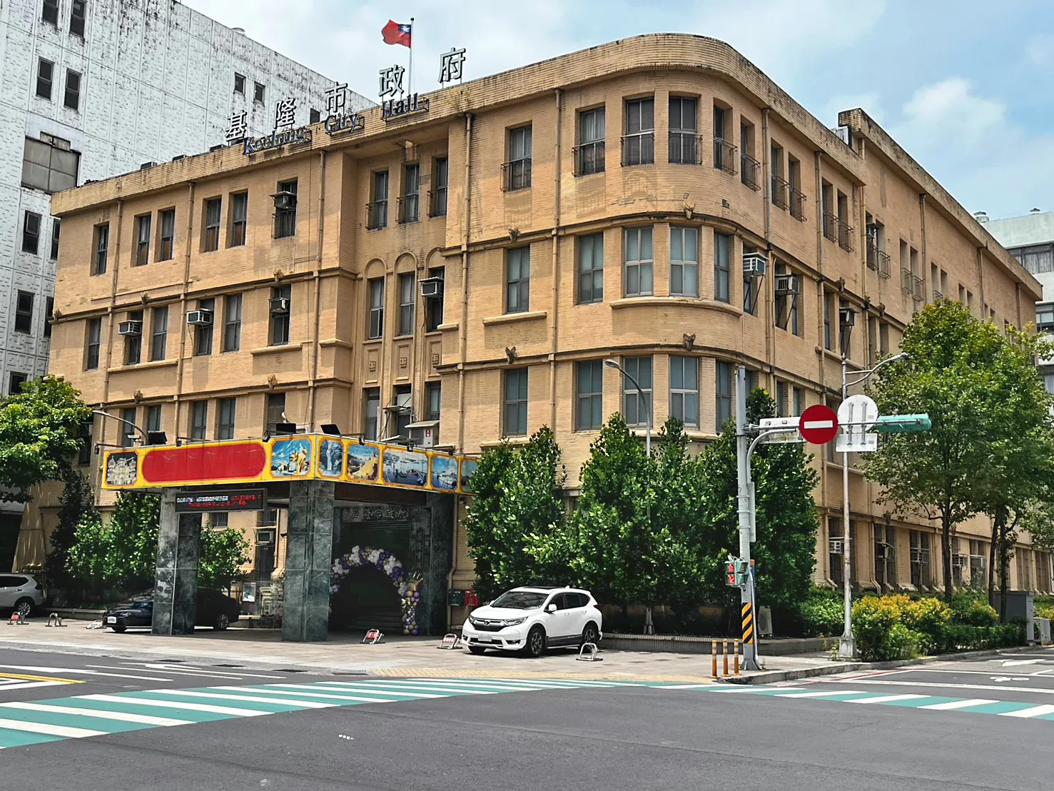 熟悉基隆選情的黨政人士分析，基隆市政混亂、黨內大將涉公共工程弊案及藍白合作競爭，致藍營基層鬆動、謝國樑選情陷入膠著。 