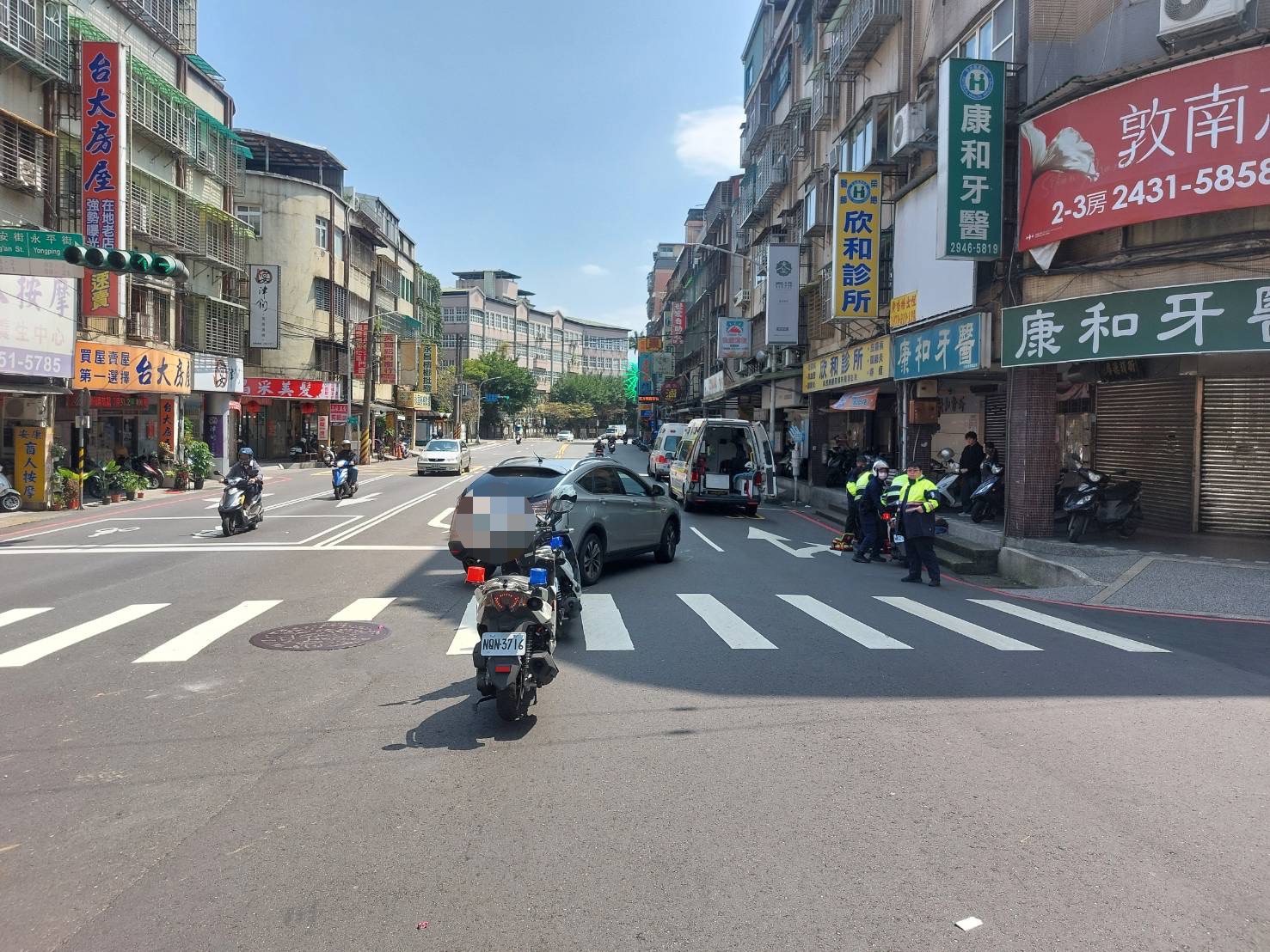 警方獲報到場,發現被撞阿嬤全身擦挫傷且有骨折,初步研判是駕駛未禮讓行人。(翻攝畫面)