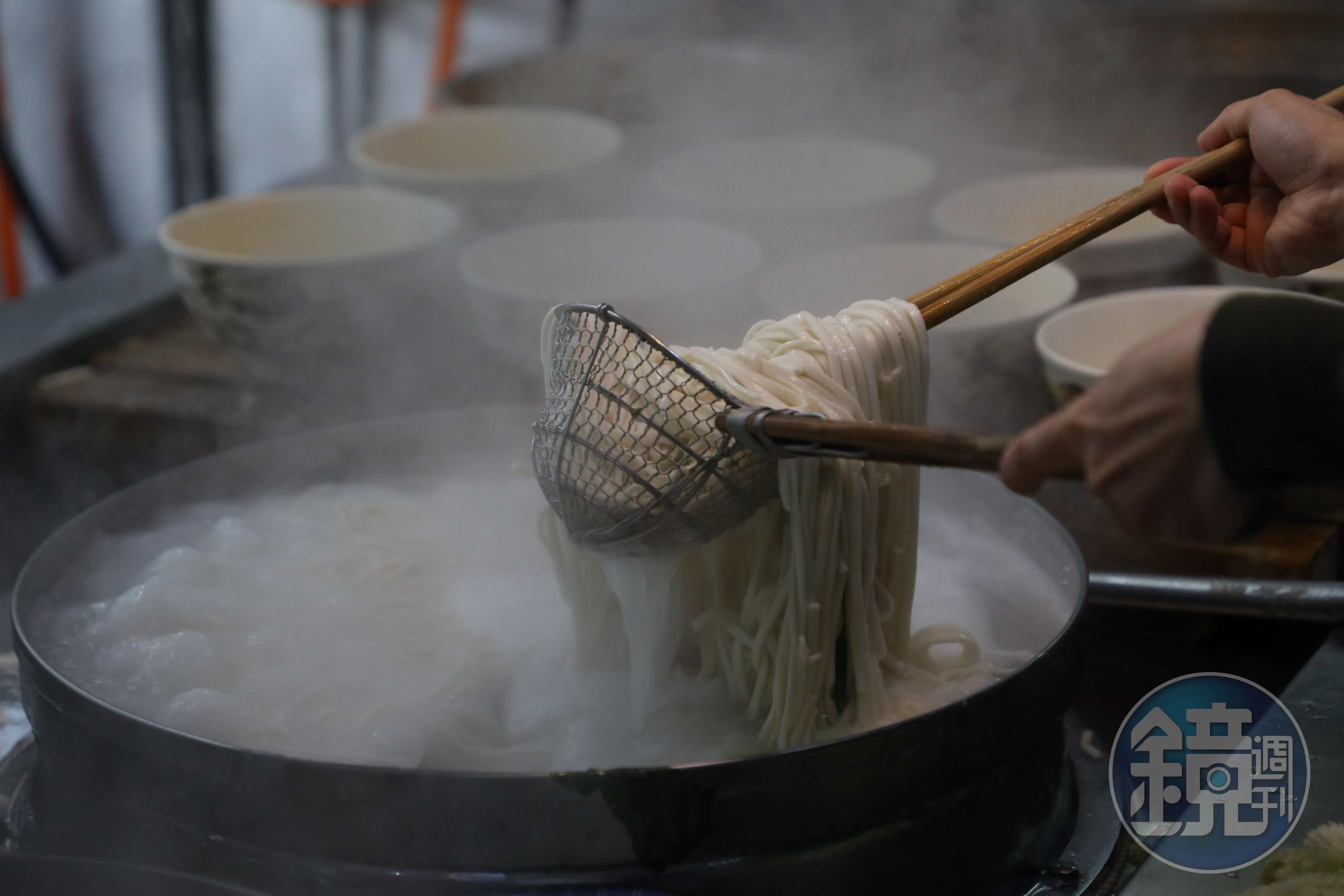 新明牛肉麵採用細扁的白麵條,吸附湯汁後依舊不失嚼勁。