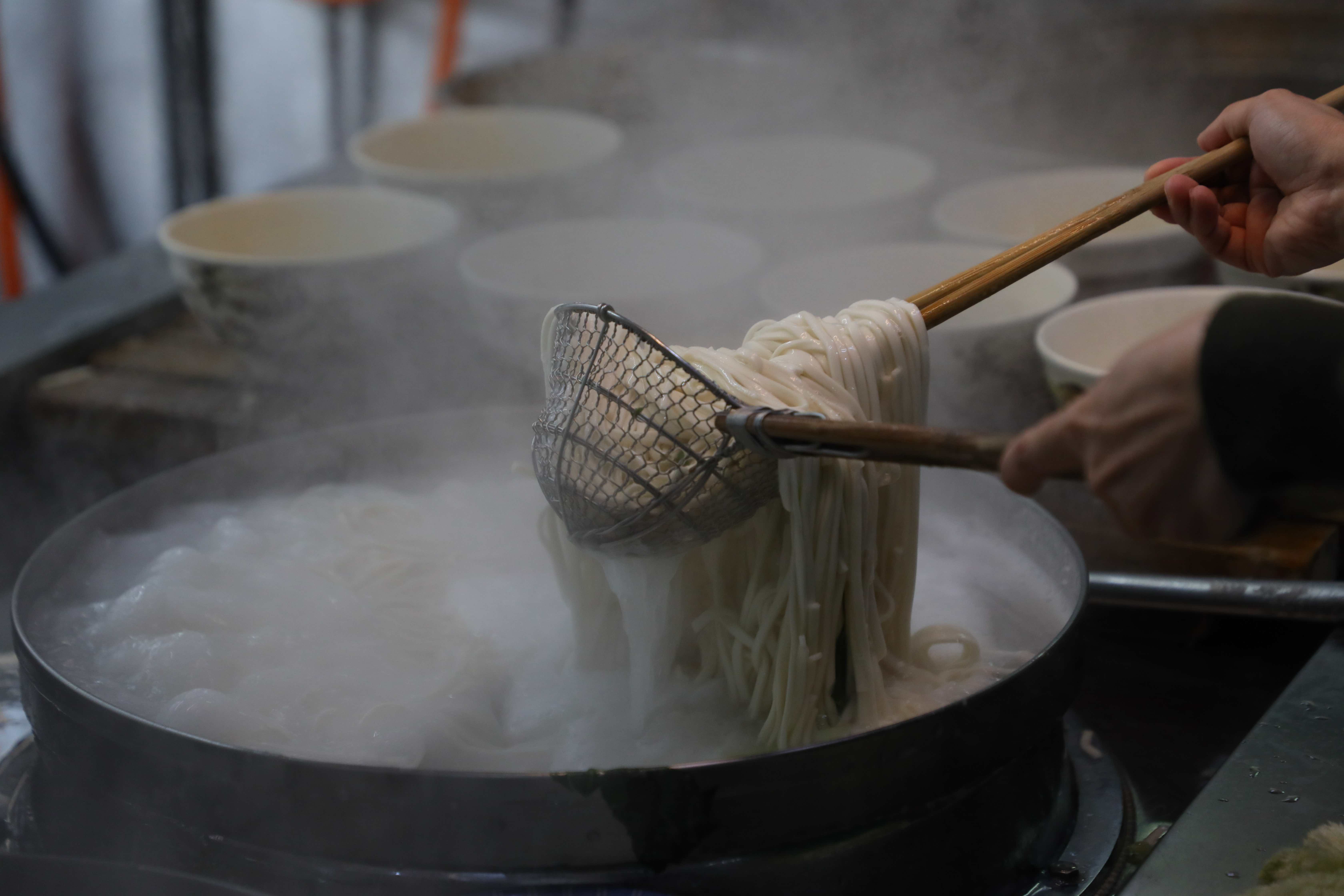 新明牛肉麵採用細扁的白麵條,吸附湯汁後依舊不失嚼勁。