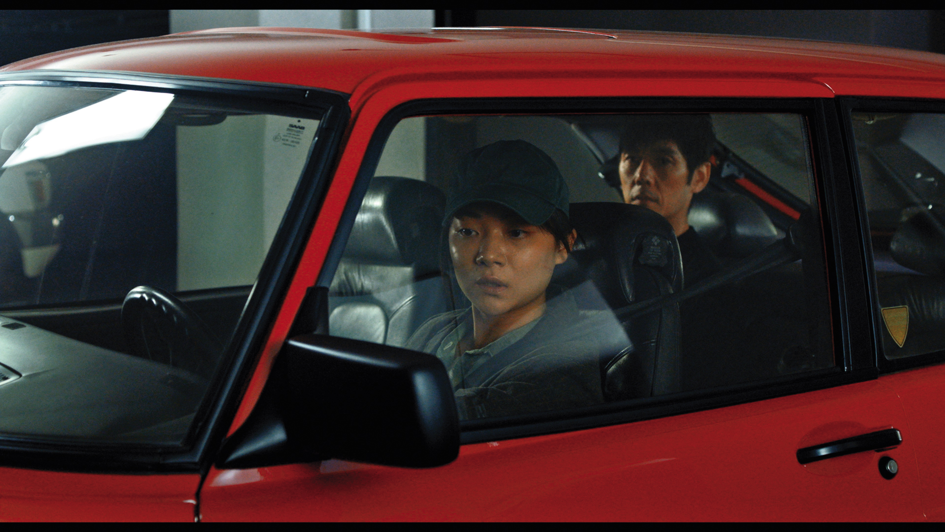 由西島秀俊（右）和三浦透子（左）主演的《在車上》風靡海內外，片中配樂也深獲影迷喜愛。（東昊影業提供）
