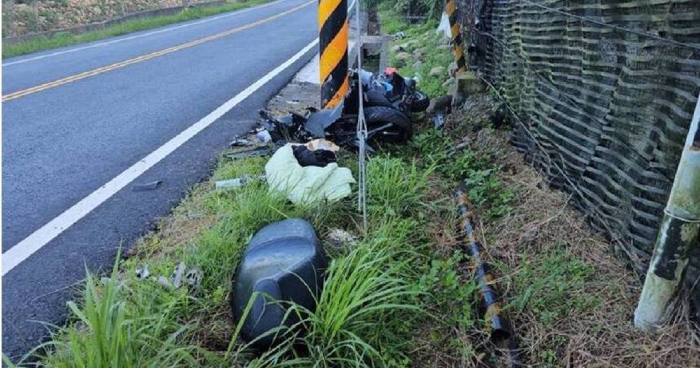 這危險路段日前才發生逢甲大學男大生雙載撞電線桿,雙雙不幸身亡。(翻攝畫面)