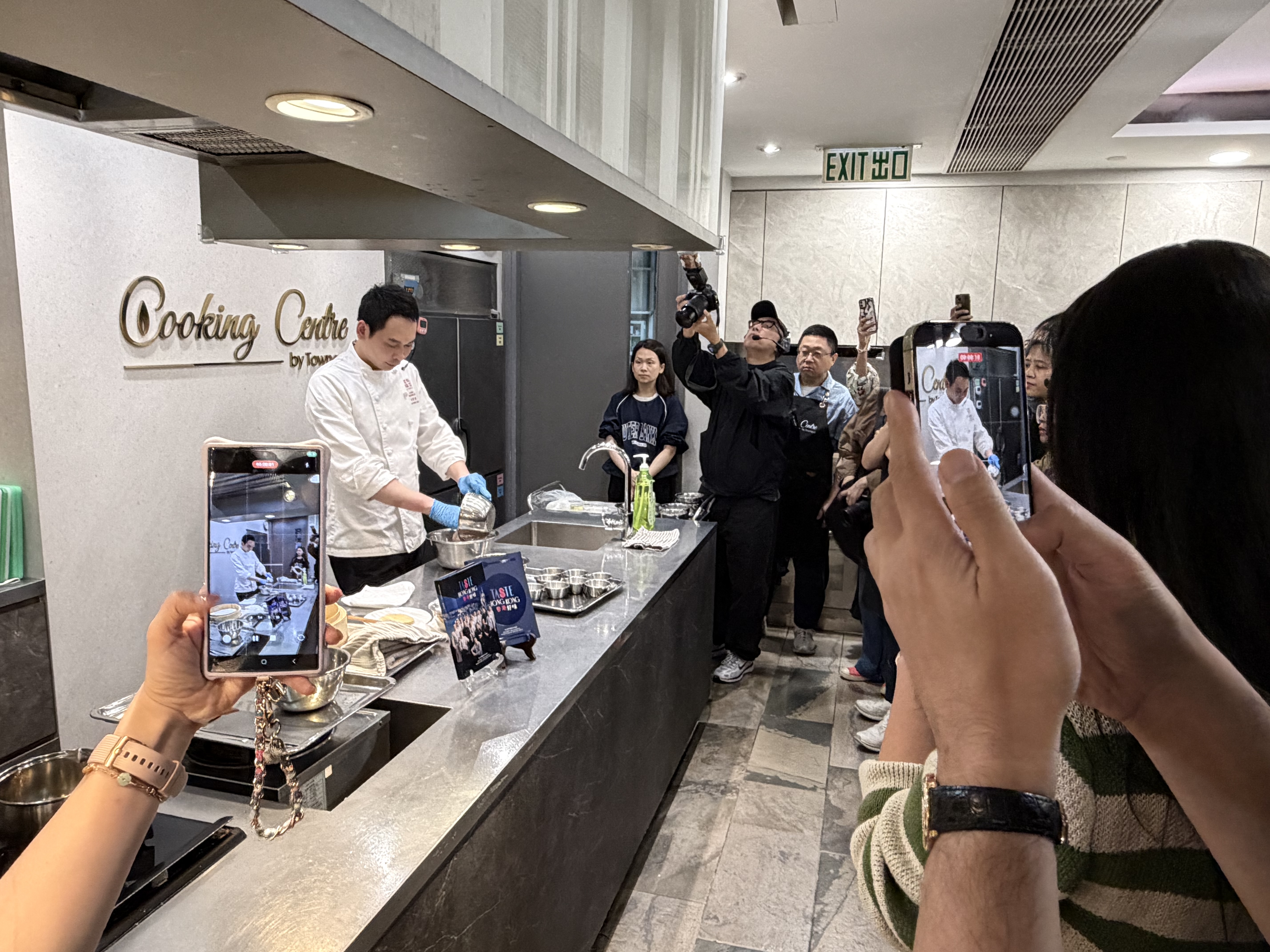 富臨飯店點心主廚林國威（Oscar Lam）應邀帶領各國媒體動手包蝦餃、燒賣，但眼睛看會了，手卻還沒學會。（香港旅遊發展局提供）