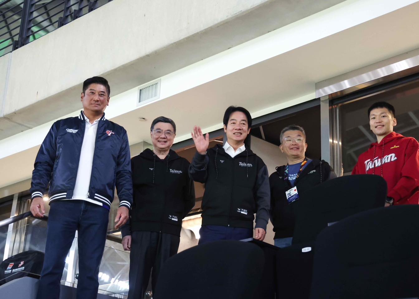 由左而右依序為辜仲諒、卓榮泰、賴清德、蔡其昌、李洋。（翻攝棒協臉書）