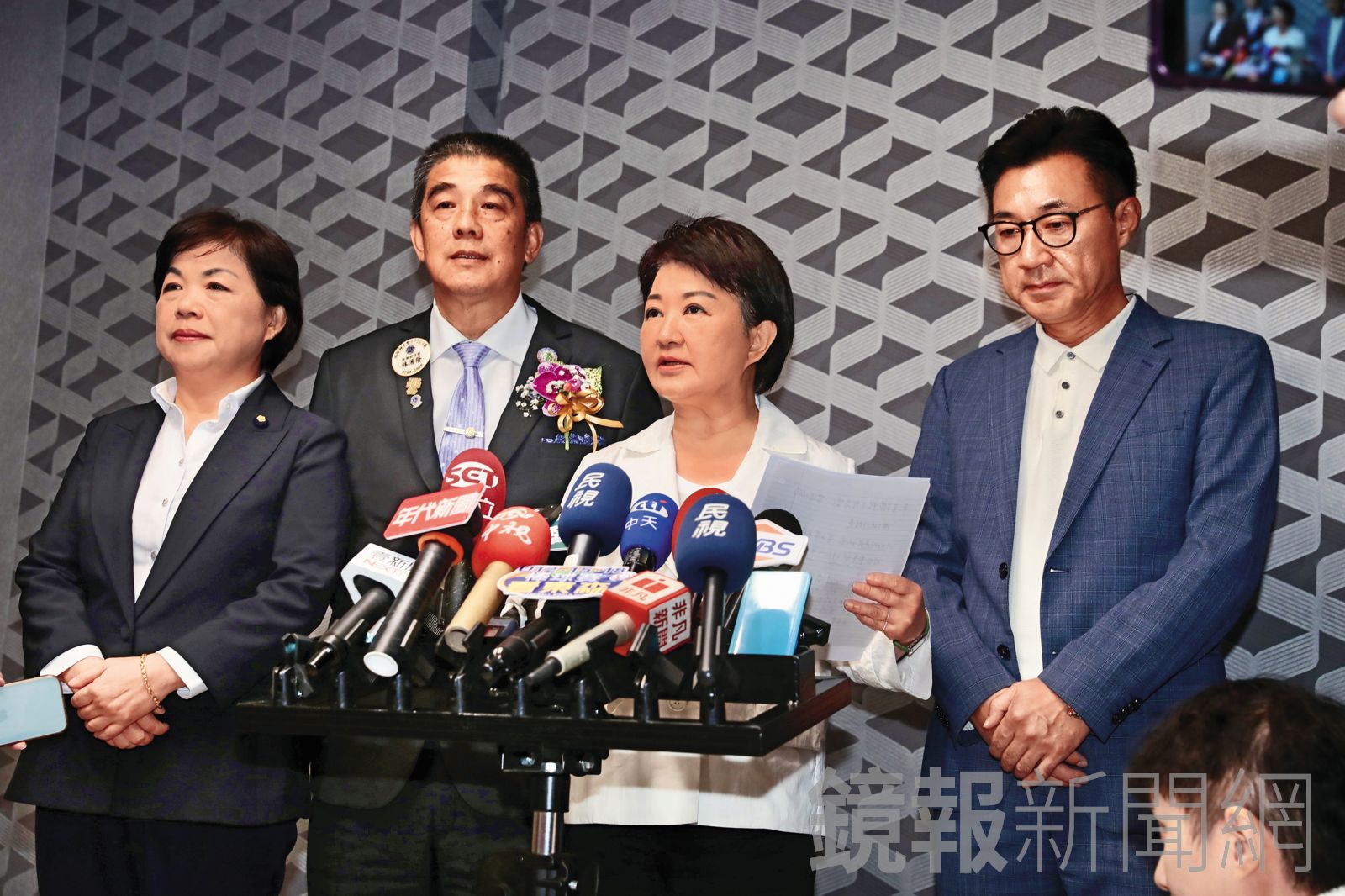 盧秀燕（中）表態不選主席，「留在家」協助中小企業度過關稅衝擊。（鏡報林煒凱）