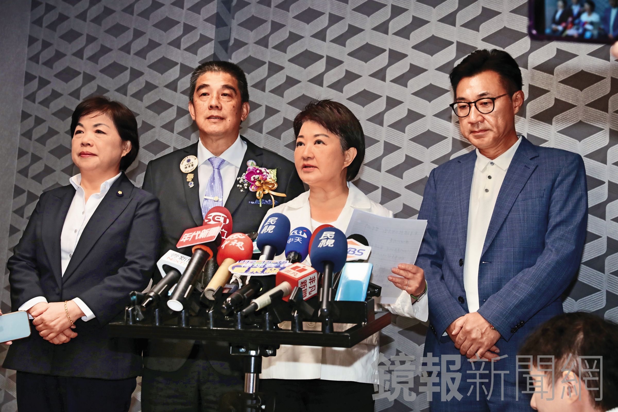 盧秀燕(中)表態不選主席,「留在家」協助中小企業度過關稅衝擊。(鏡報林煒凱)