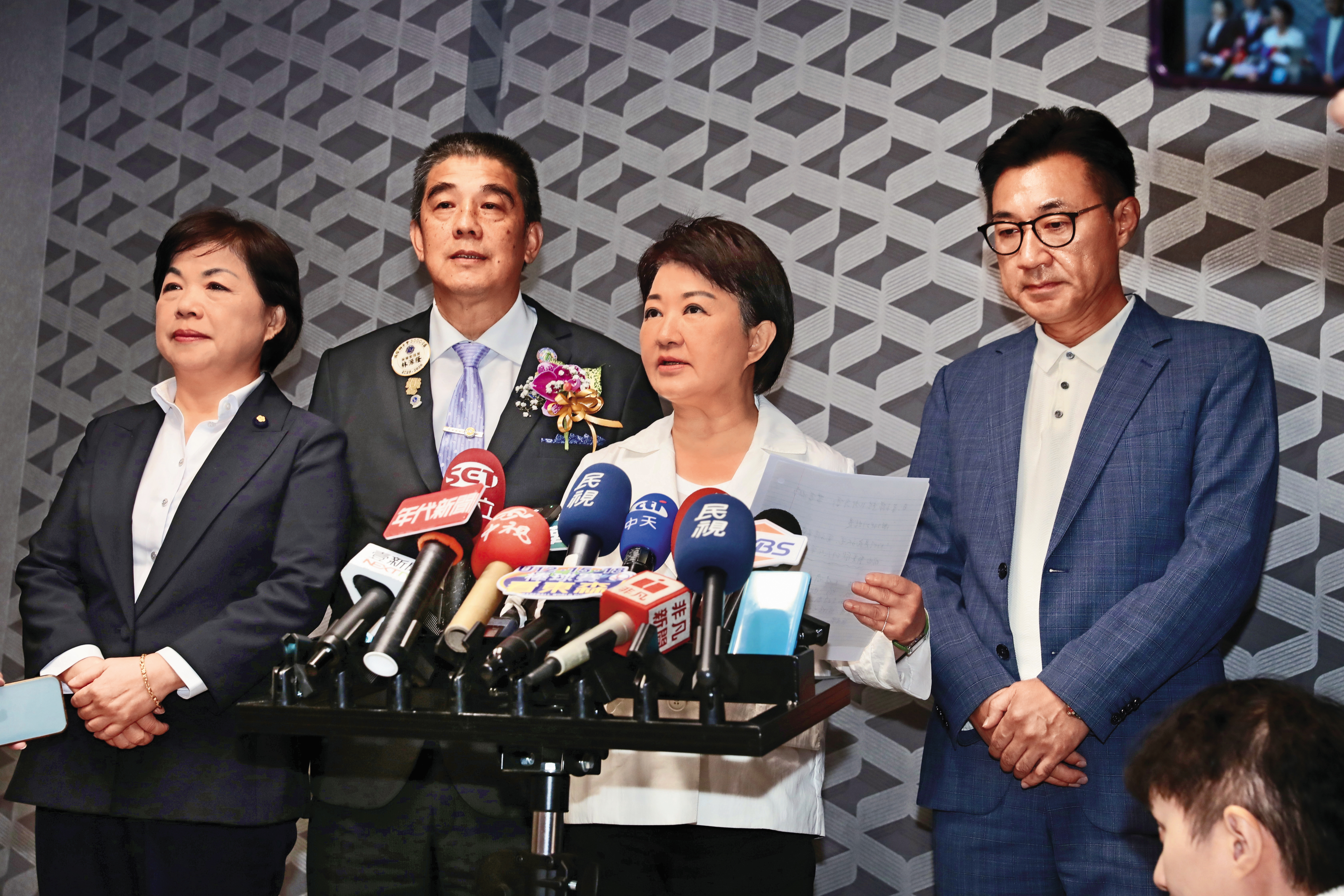 盧秀燕(中)表態不選主席,「留在家」協助中小企業度過關稅衝擊。(鏡報林煒凱)