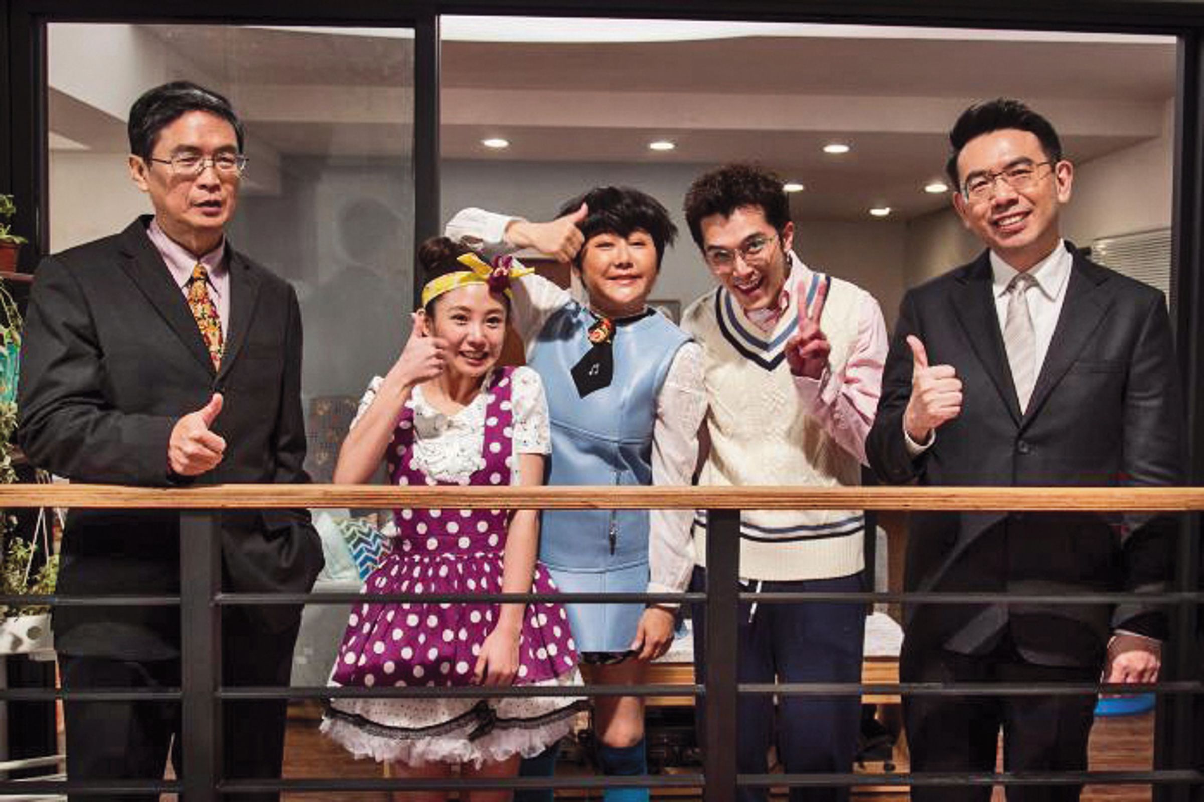 劉寶傑(右一)2016年曾客串戲劇《原來1家人》演出。(中視提供)