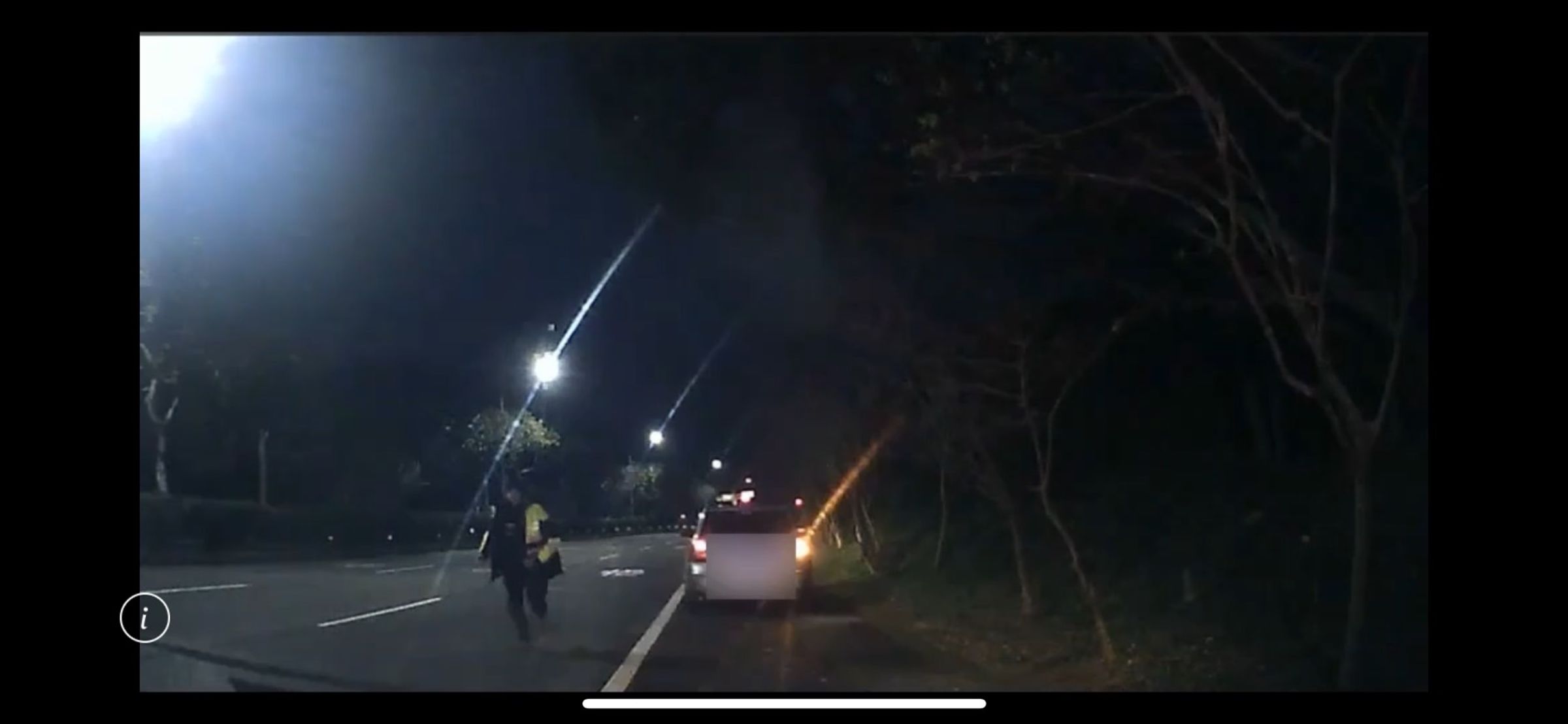 員警上前盤查，男子駕車逃逸。（翻攝畫面）