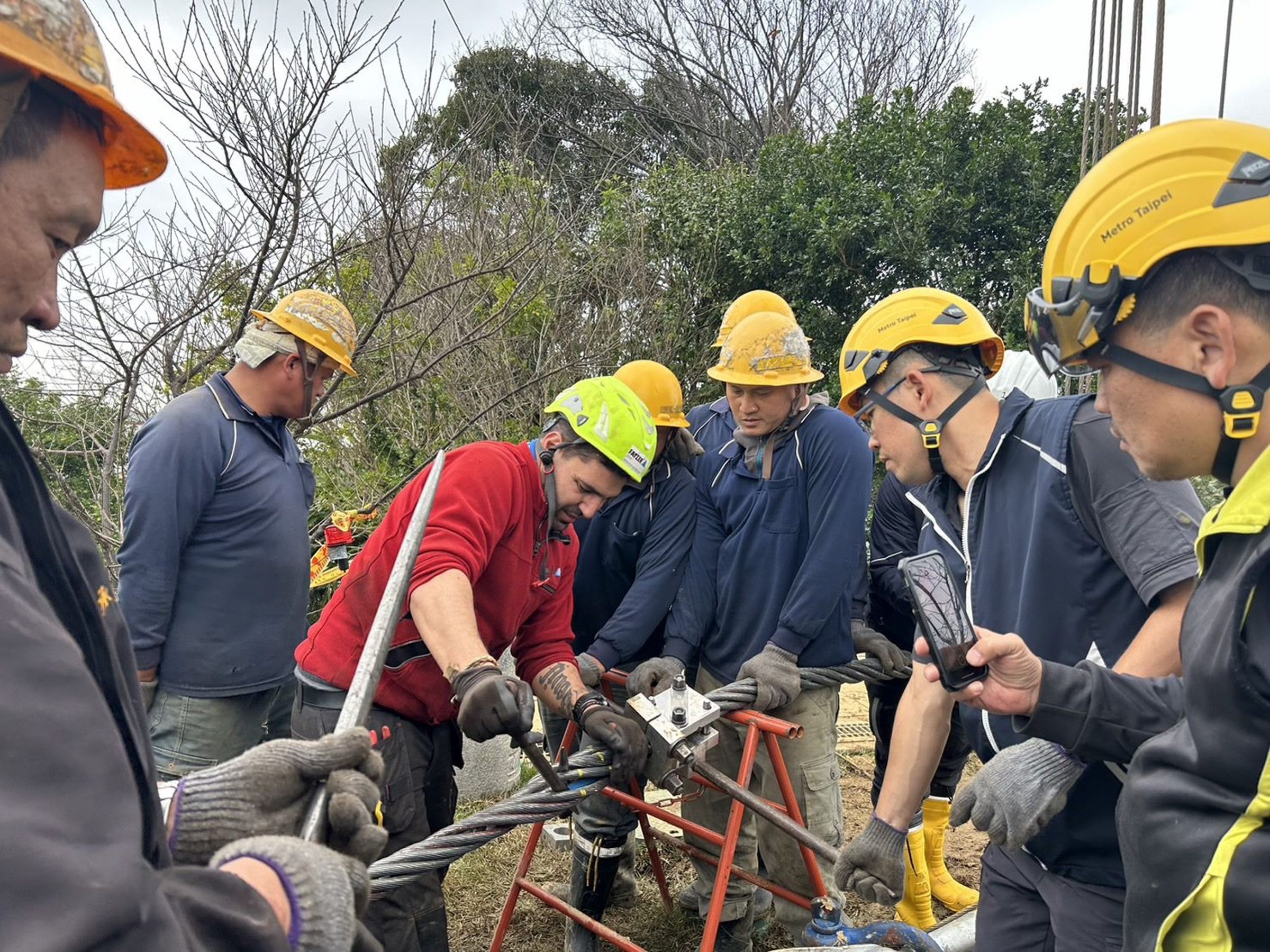 貓纜剪纜工程須在法國原廠技師現場操刀及指導下審慎進行。(北捷提供)
