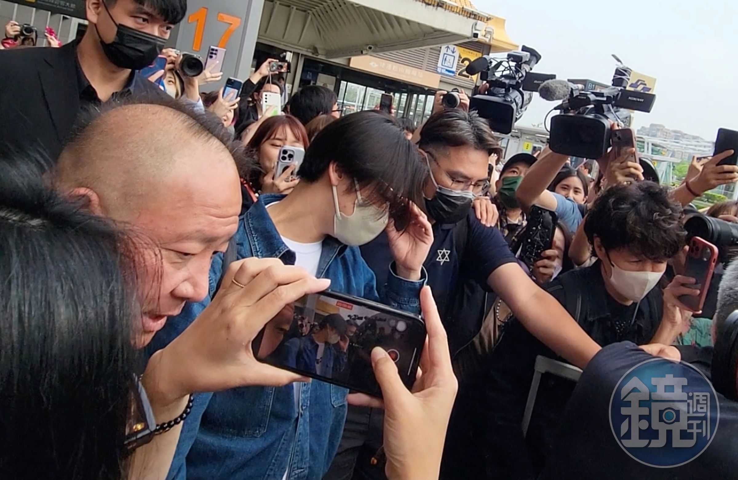 龜梨和也未停下腳步接受拍照，一路隨工作人員引導上車離去。