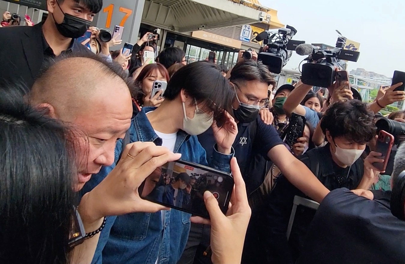 龜梨和也未停下腳步接受拍照，一路隨工作人員引導上車離去。