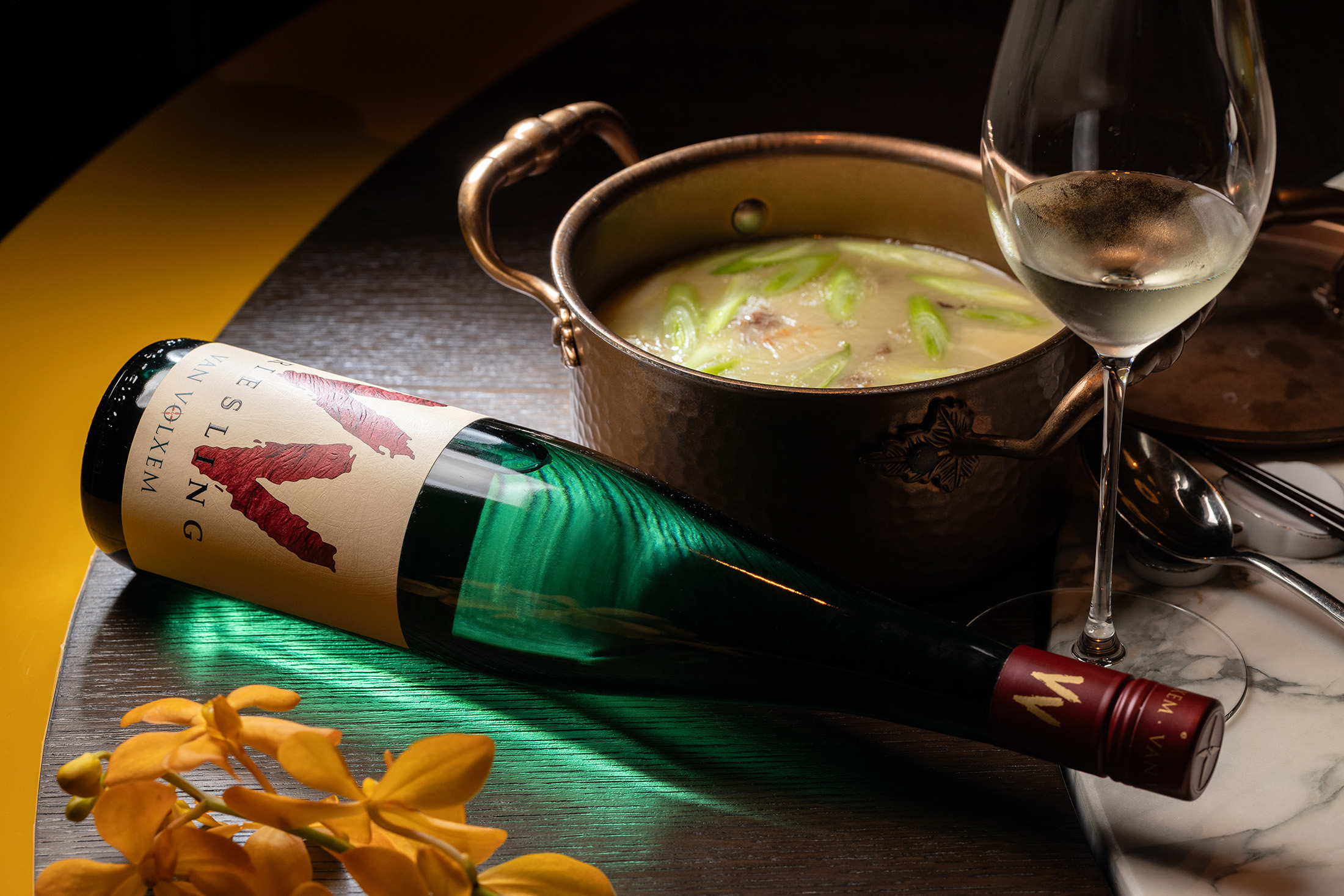 曾雅慧以「2021 Van Volxem, "VV" Riesling」（2,400元／瓶）搭配「鴨賞鹽滷豆腐」（體驗式菜單菜色），讓鴨賞的煙燻香與 Riesling 特有的打火石香氣交錯，增加層次深度。