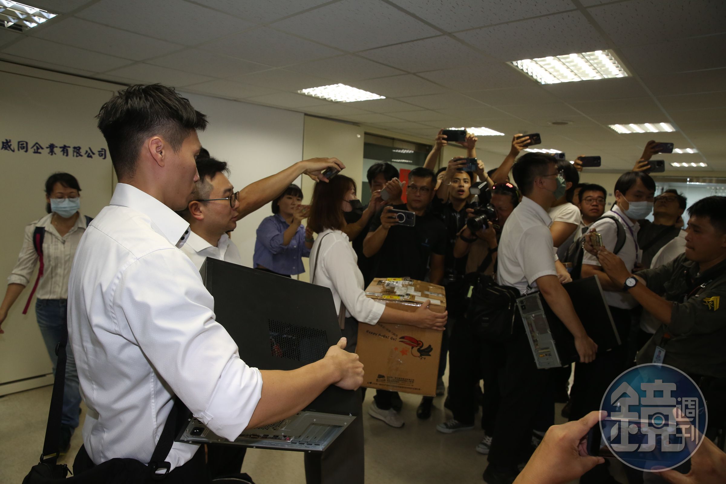 檢廉搜索位於台玻大樓的柯文哲辦公室，帶走2台主機、1箱資料。
