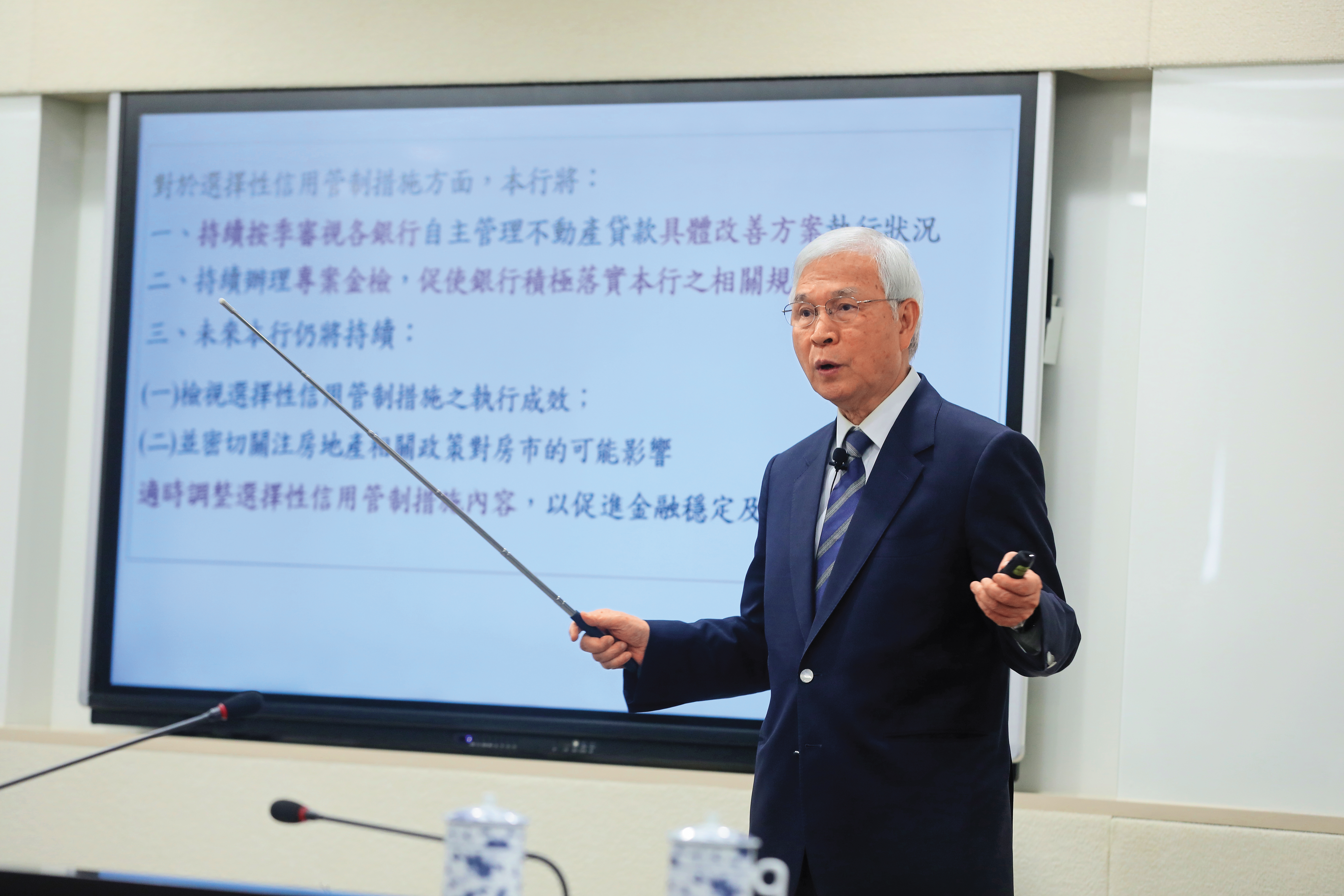 央行為打炒房祭出限貸令，在此之前已簽約但未交屋的民眾，成最大苦主。