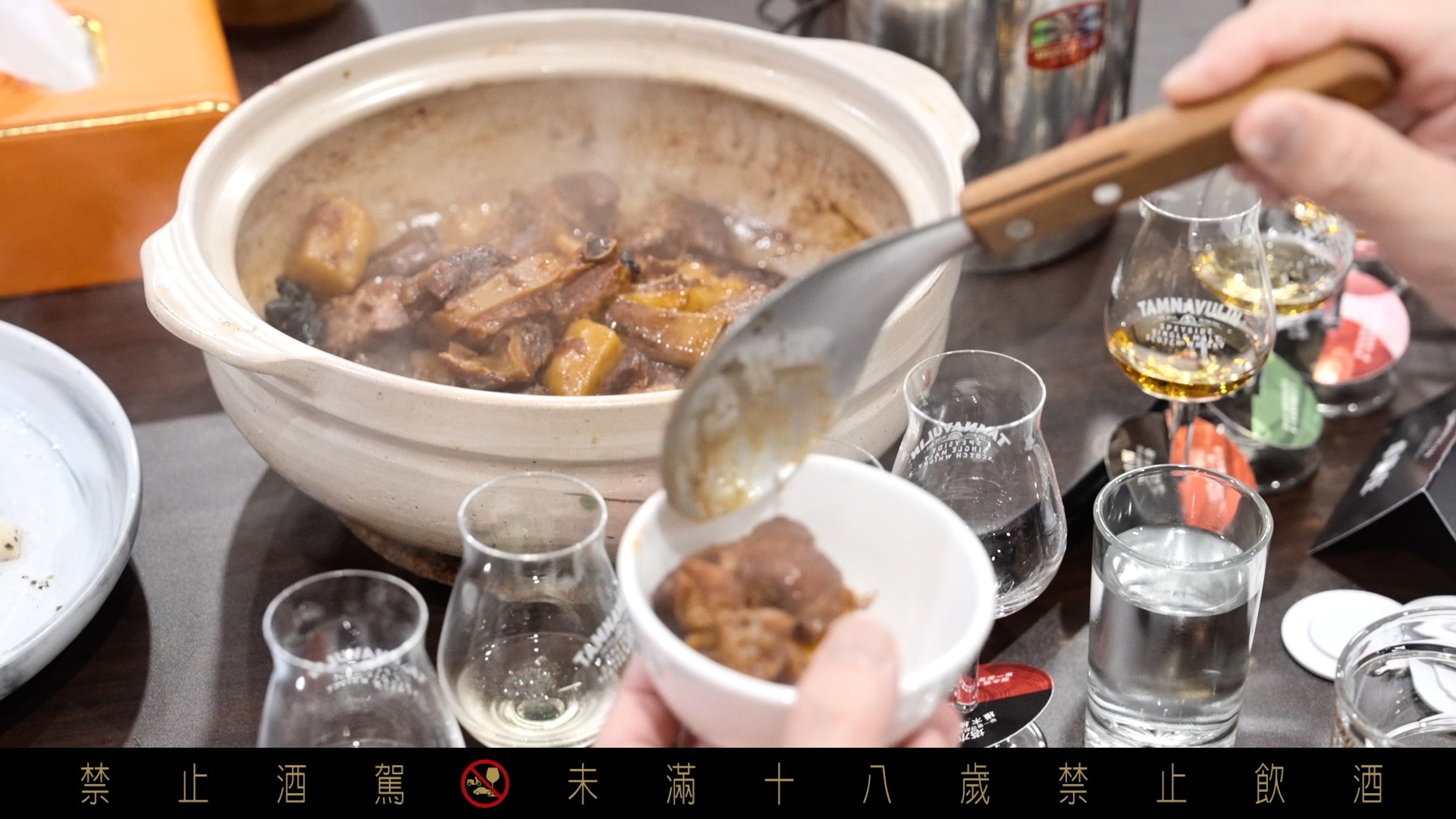 經典上海菜「紅燒排骨年糕」,砂鍋內的濃郁醬汁,與塔木嶺德國黑皮諾紅酒桶的櫻桃、無花果香氣完美交融,甜鹹交織,唇齒留香!