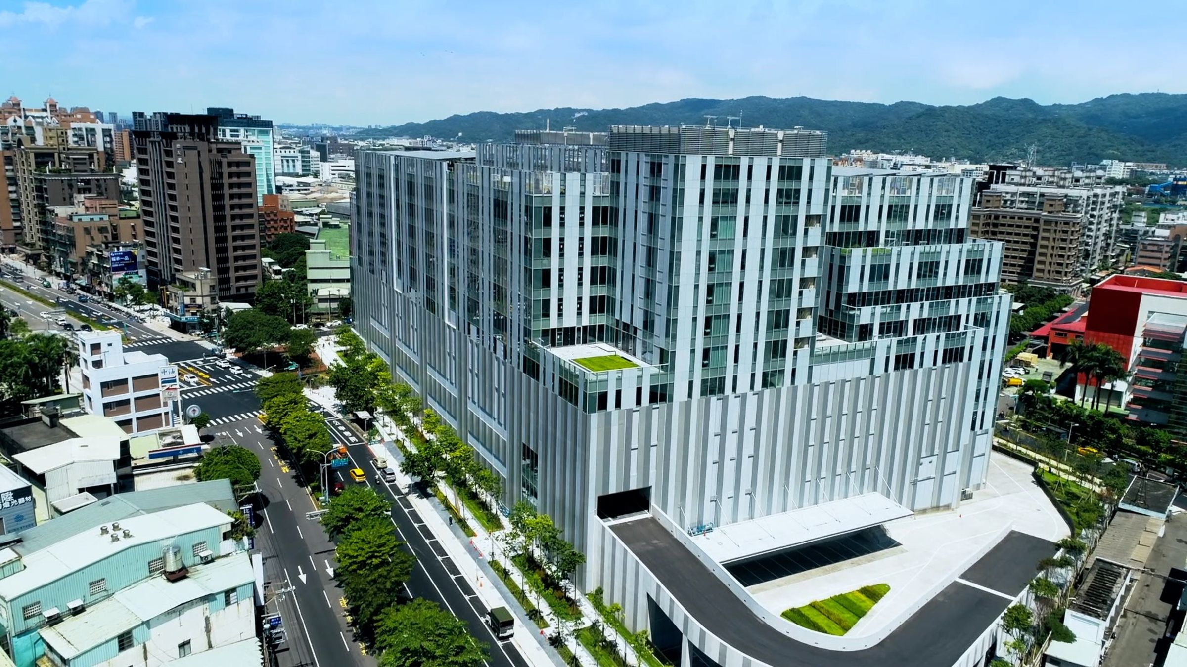 隨著高科技產業進駐、就業人口增加，以及居住環境改善，永寧站有望複製南港模式，創造海量就業機會。