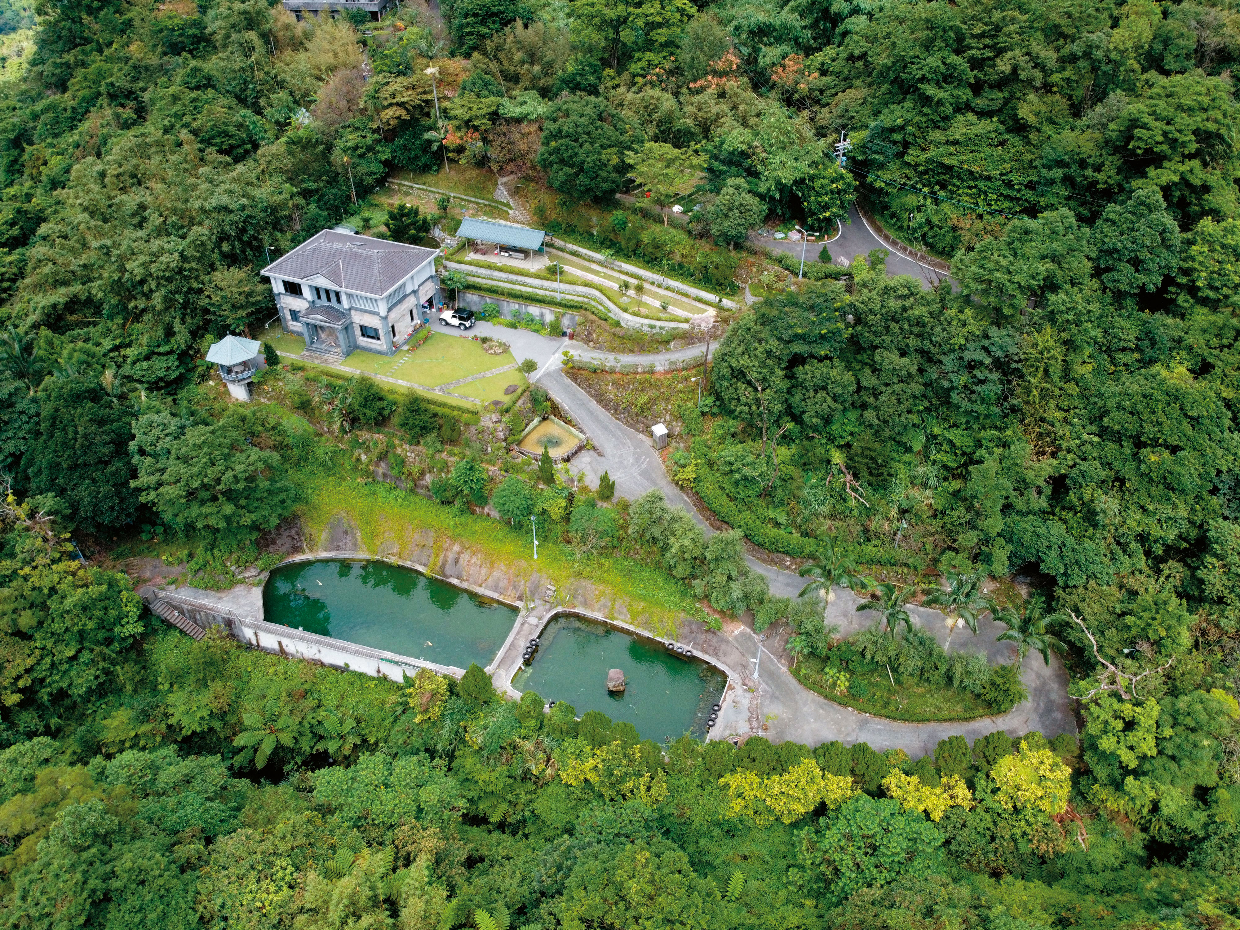 新北市立委參選人廖先翔家族在保育區違法興建豪華莊園，引發爭議。