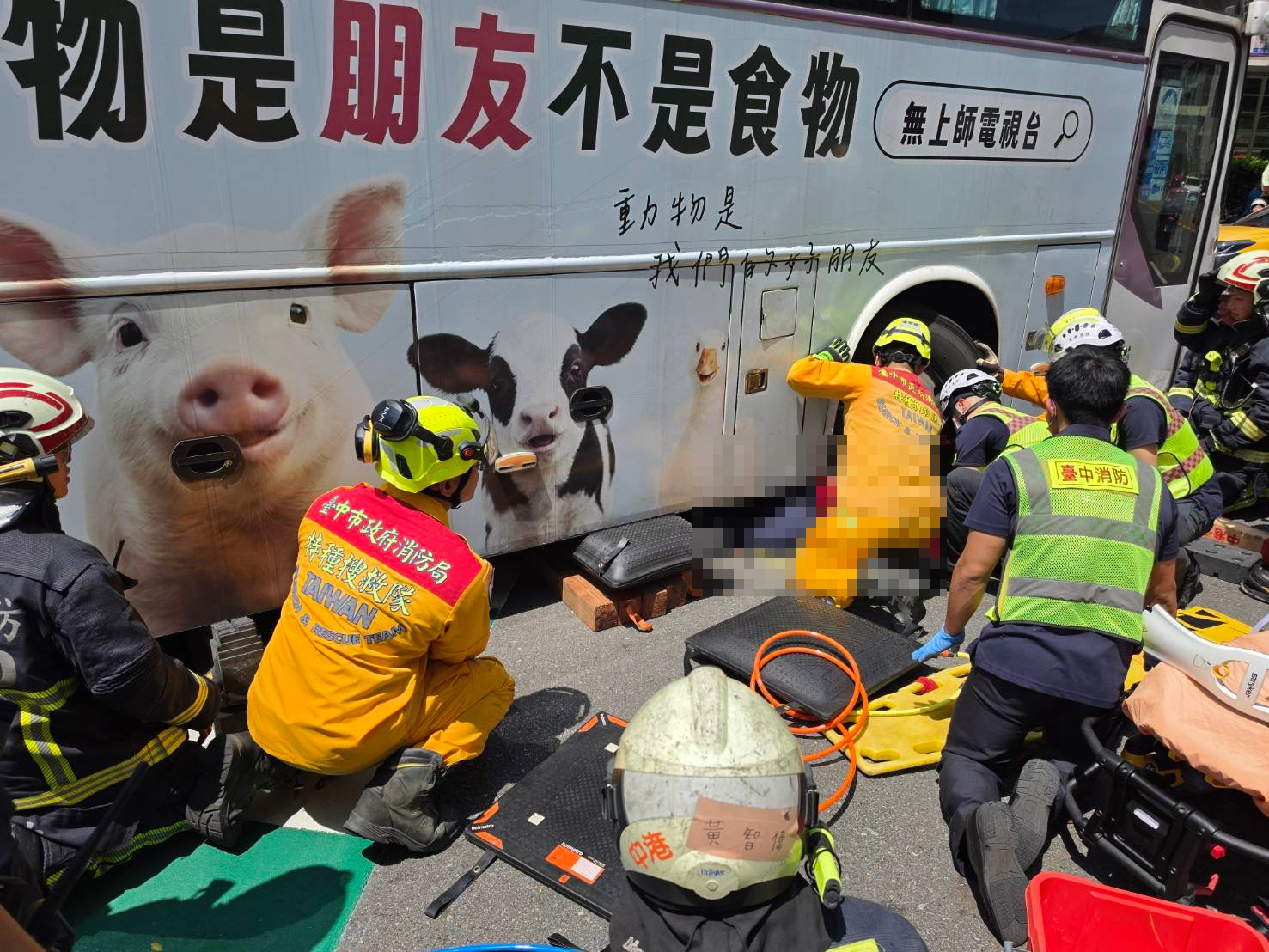 國光客運轉彎撞上過馬路新加坡女遊客,女子卡車底命危送醫搶救中。(翻攝畫面)