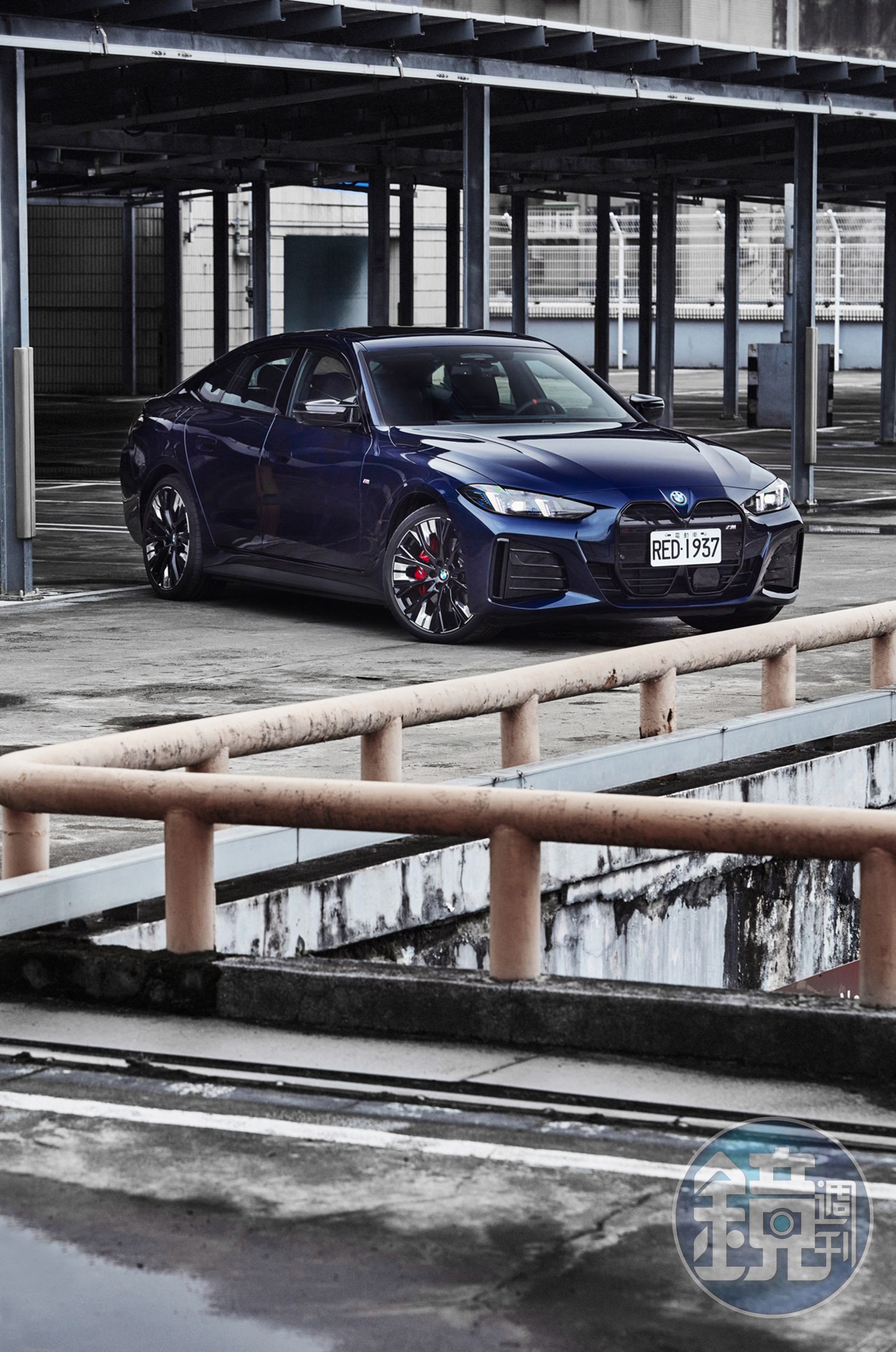 延續了 4 Series Gran Coupé 的流暢轎跑線條,i4 M50 xDrive散發出一股高雅氣息。然而,BMW 顯然不滿足於讓這台車只是 「西裝筆挺」,細節中仍蘊藏著 M 部門的侵略性。