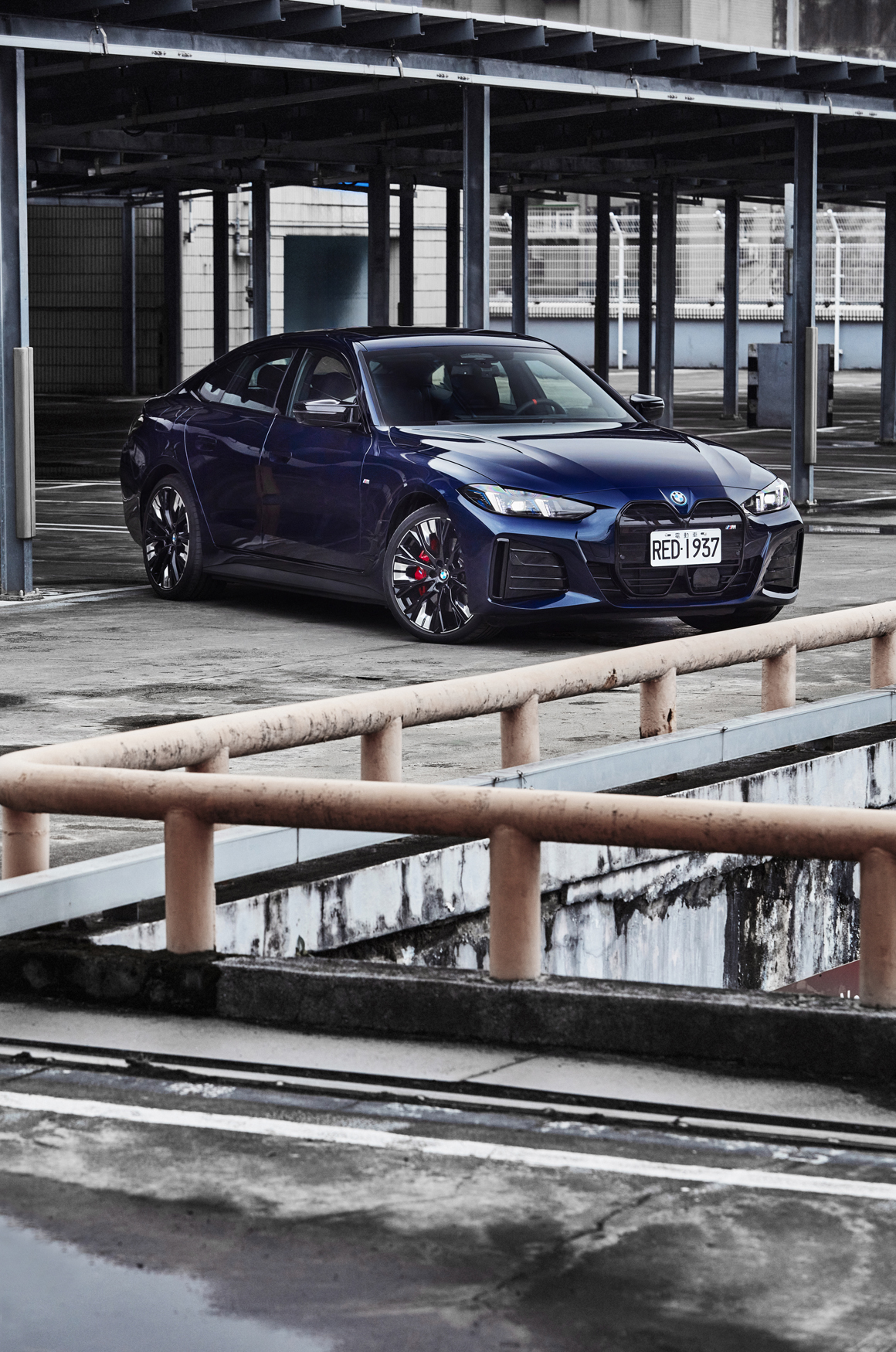 延續了 4 Series Gran Coupé 的流暢轎跑線條，i4 M50 xDrive散發出一股高雅氣息。然而，BMW 顯然不滿足於讓這台車只是 「西裝筆挺」，細節中仍蘊藏著 M 部門的侵略性。