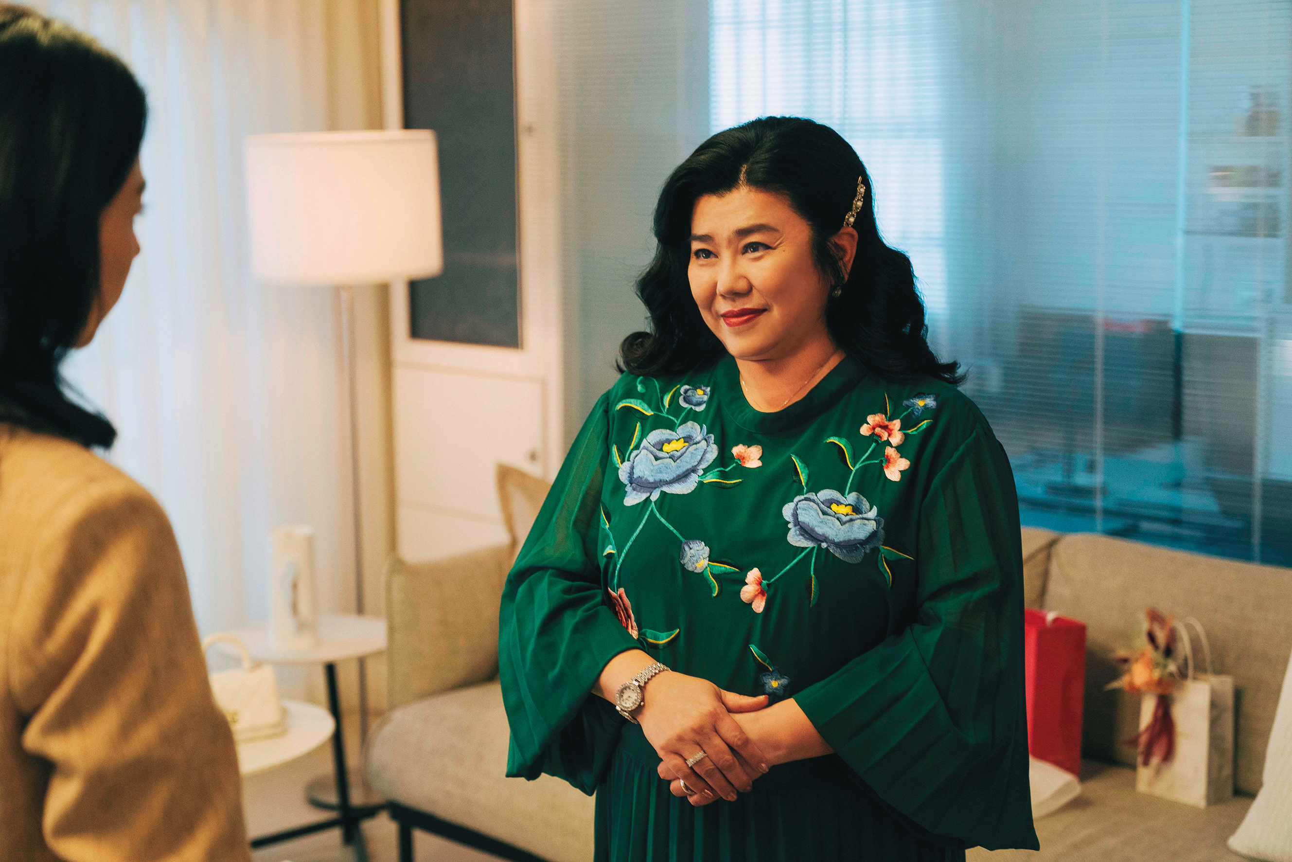 林美秀一改過往親和戲路，以豔麗造型詮釋心機蛇蠍女，並與邵雨薇形成對立之勢。（CATCHPLAY提供）