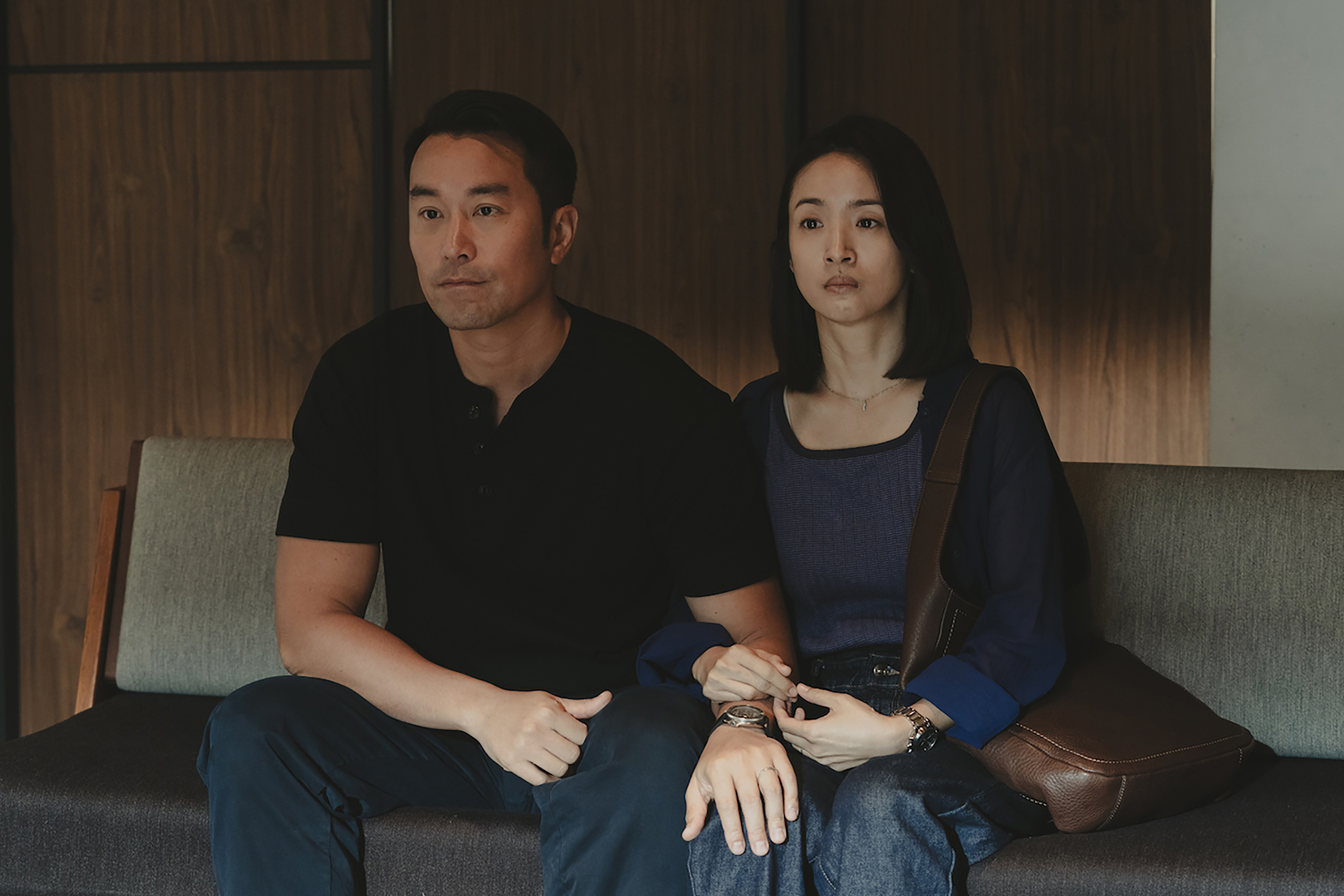 張孝全（左）與林依晨的對手戲張力十足，深度安靜卻撞出強烈情緒火花。（風起娛樂提供）