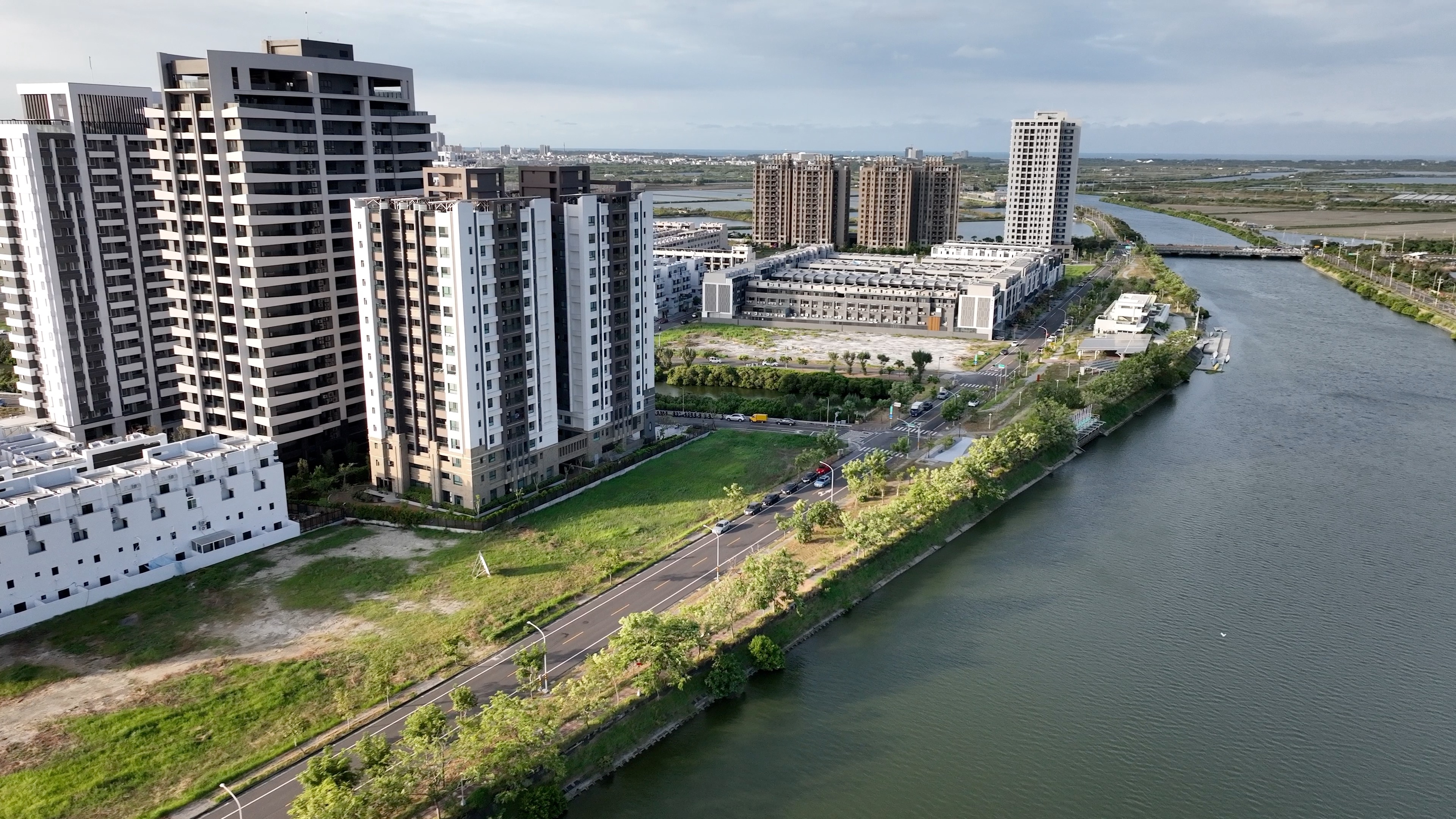 菁英科技人加速湧入九份子，其中「悦讀耶魯」以低碳宜居、雙語學區與市中心不到千萬入手的優勢脫穎而出，成為2至3房置產新核心。