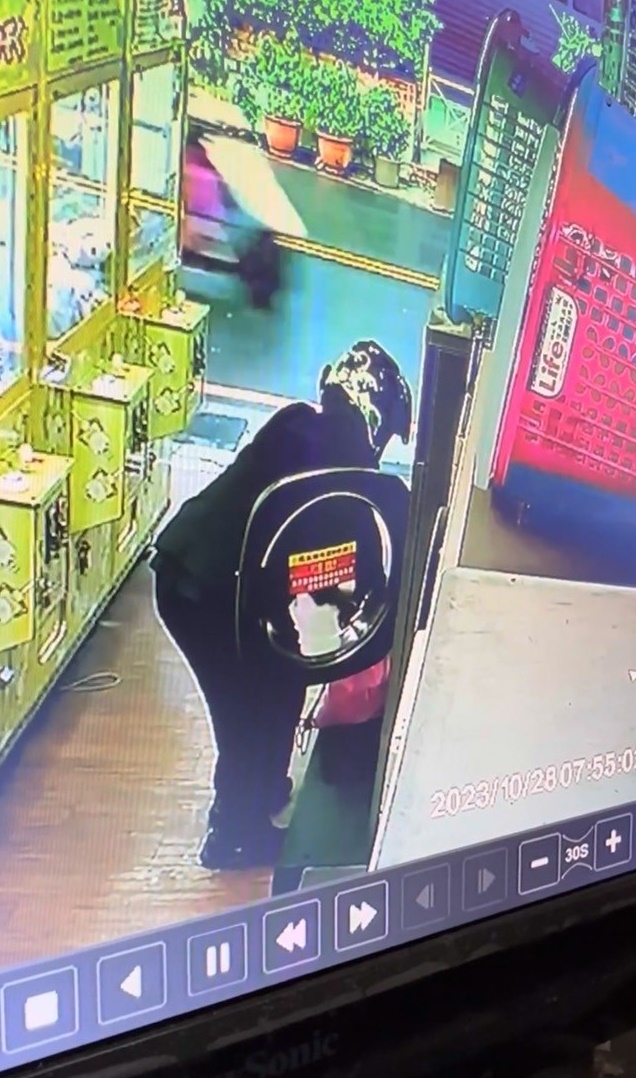 楊男在店內觀察物色已洗烘完成的洗衣桶,趁機行竊。(翻攝自Dcard)