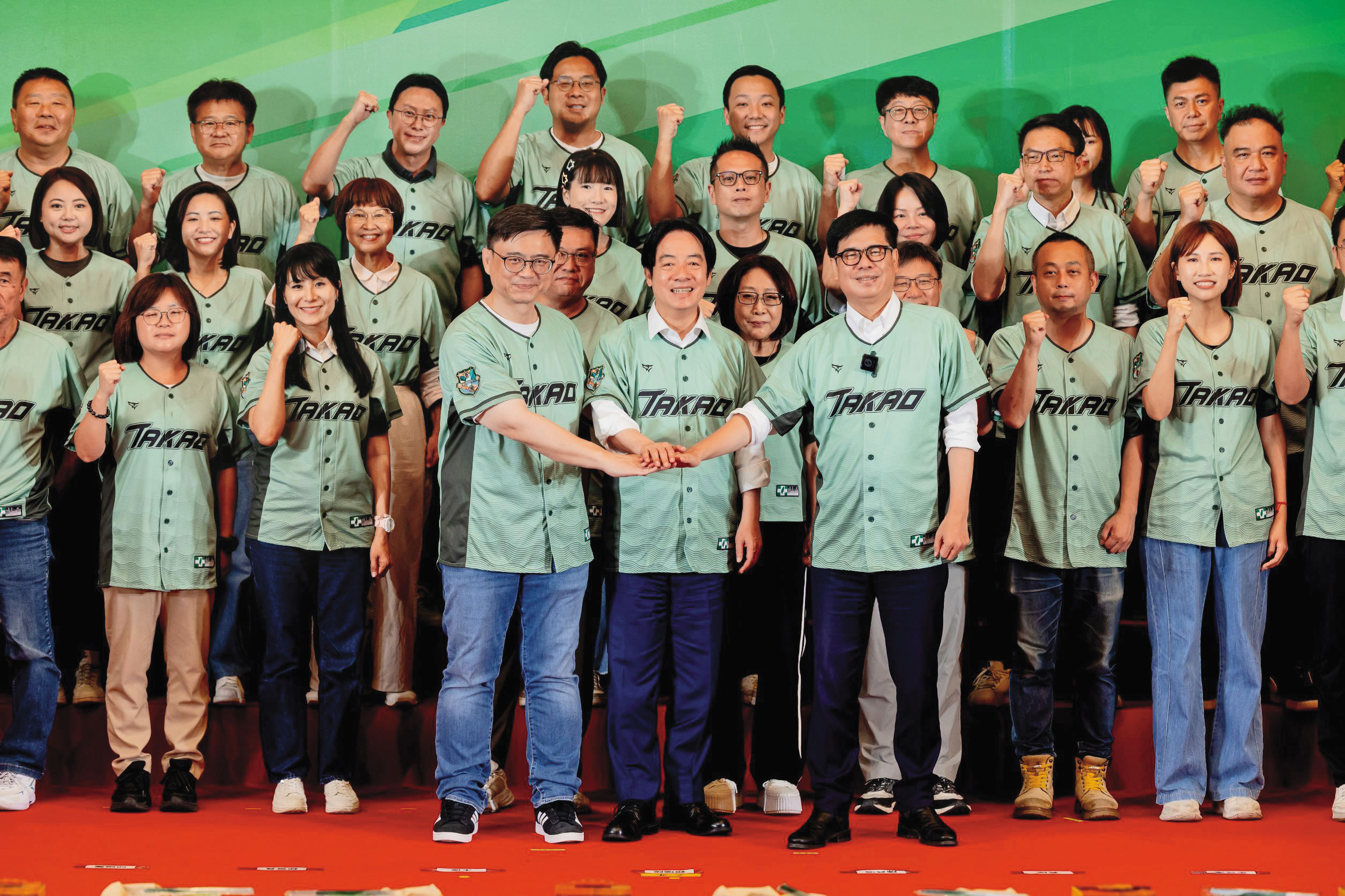 民進黨行動中常會第2場來到高雄，力挺高雄市長參選人賴瑞隆。前排左起為賴瑞隆、賴清德、陳其邁。（民進黨高雄市黨部提供）
