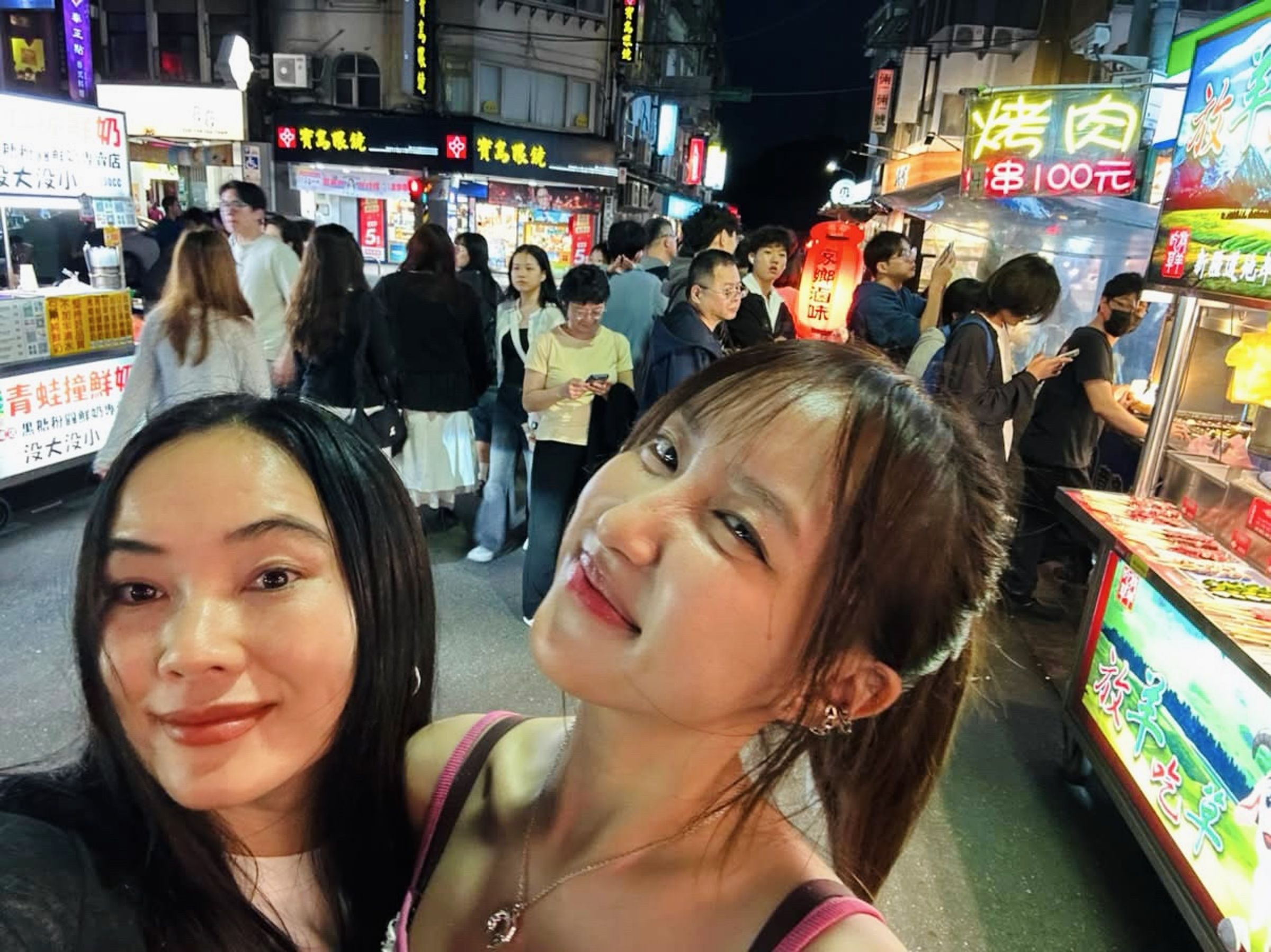 LAWA專輯主視覺邀請當代知名攝影師羅洋合作。(圖/環球音樂提供)