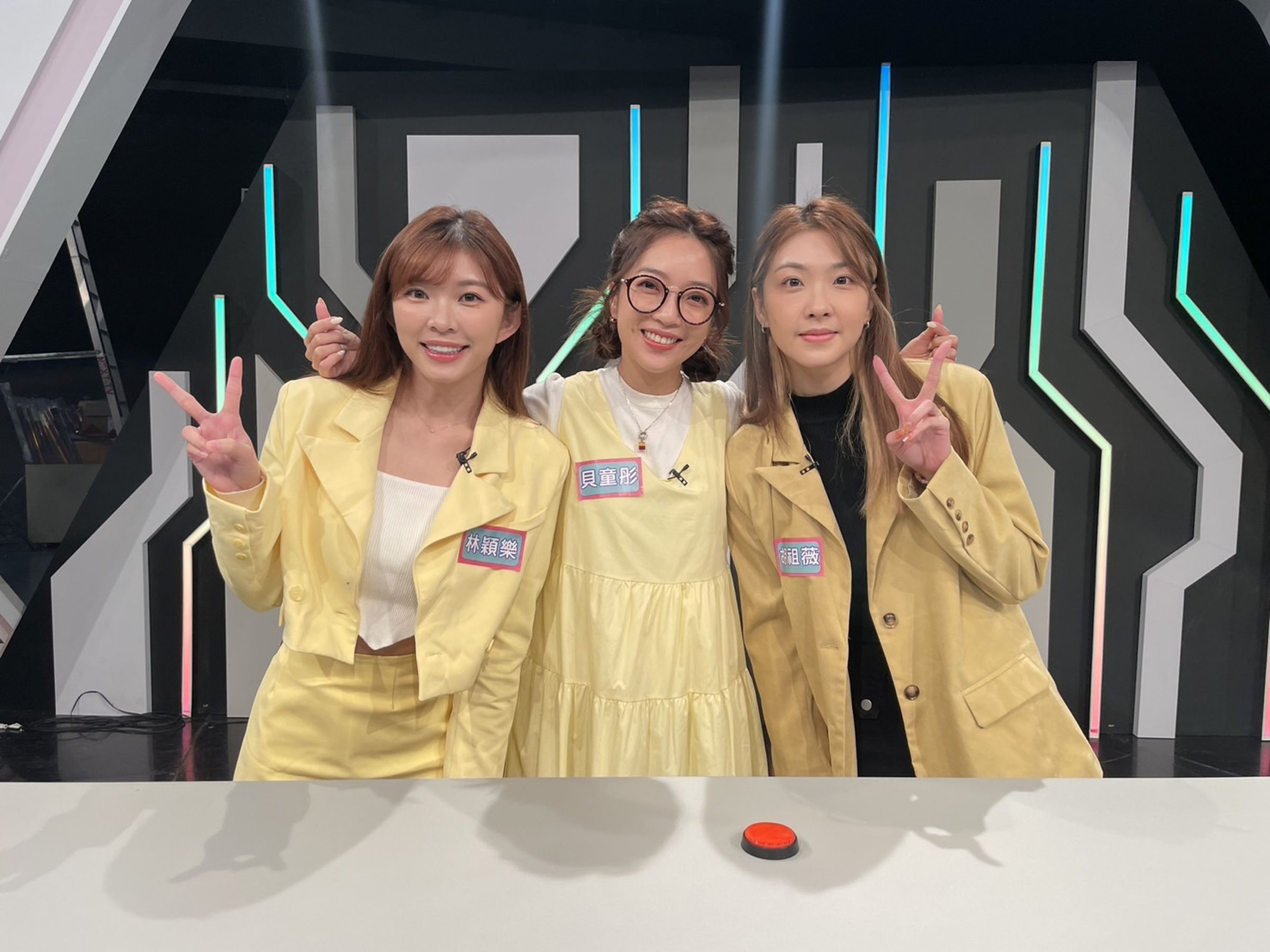佔位風波後林穎樂(左)首次公開露面上節目錄影。(年代MUCH提供)