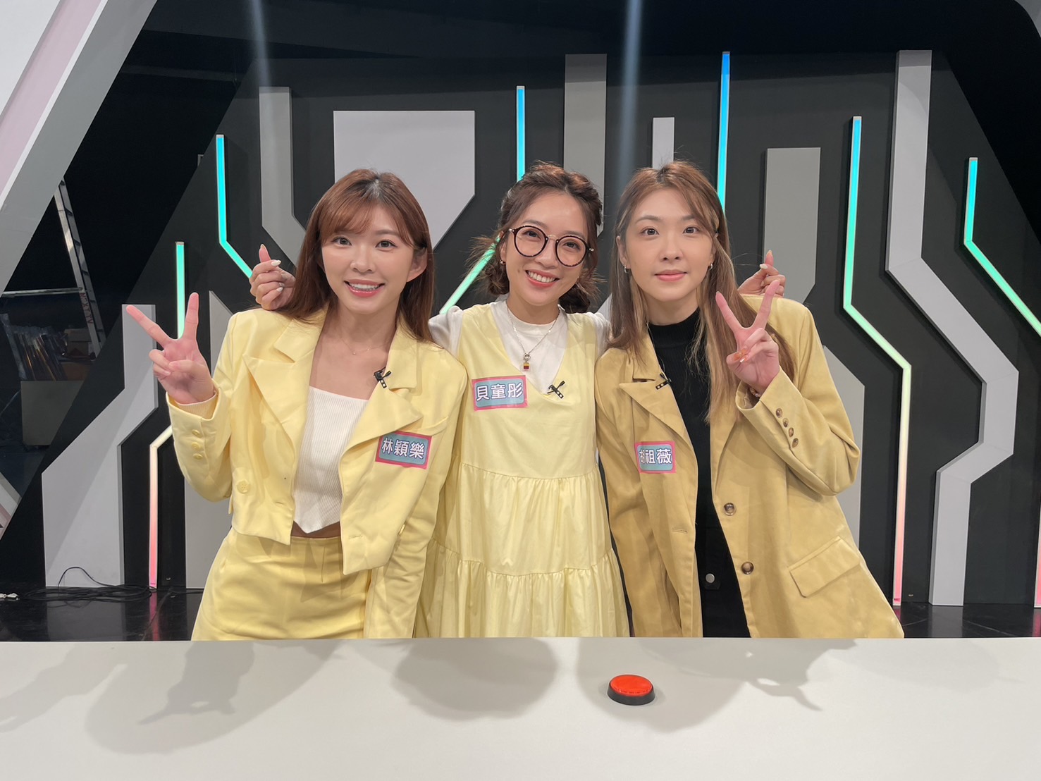 佔位風波後林穎樂（左）首次公開露面上節目錄影。（年代MUCH提供）