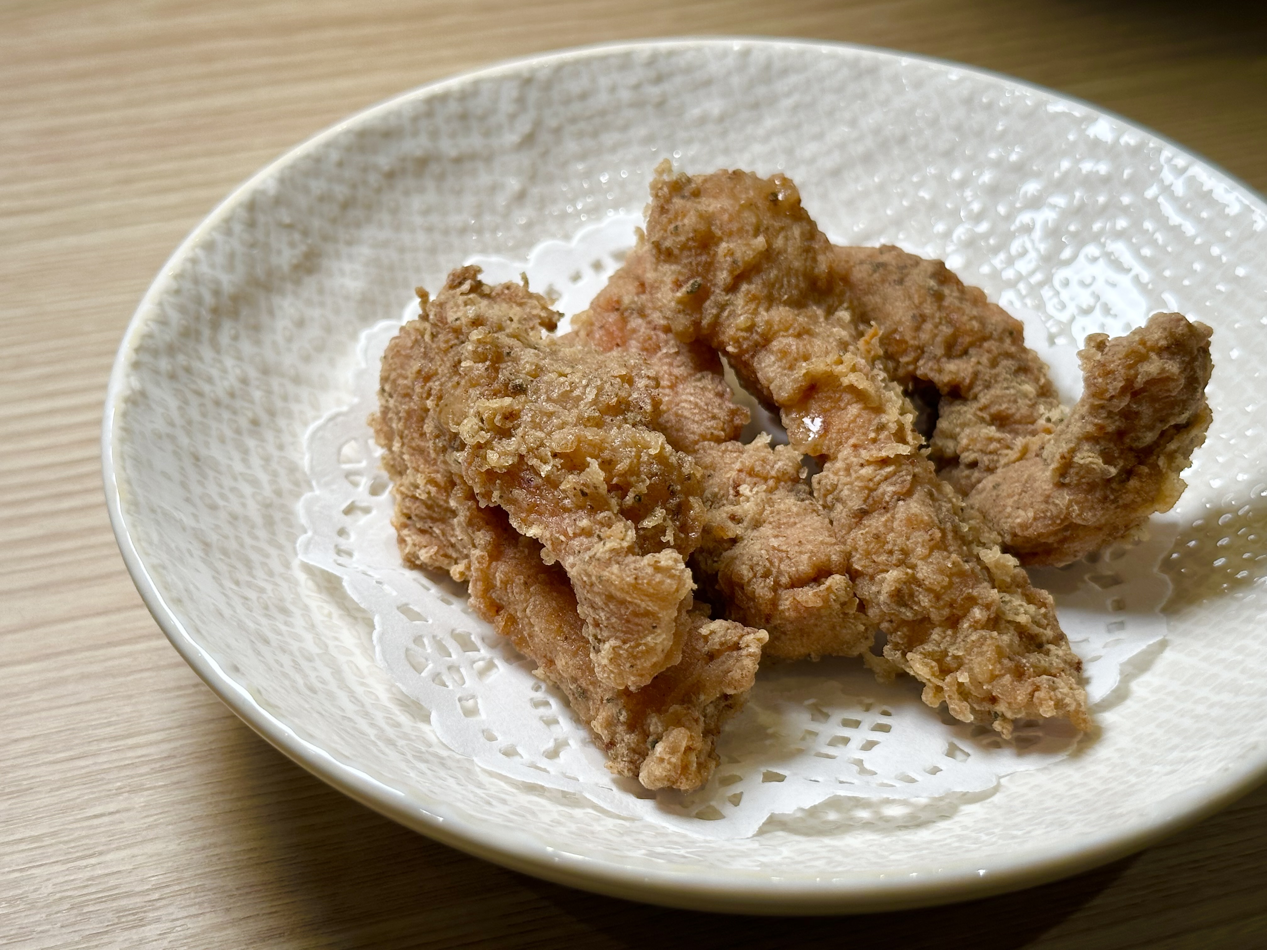 單點小菜「里肌酥肉」鹹酥有嚼勁。（128元／份）
