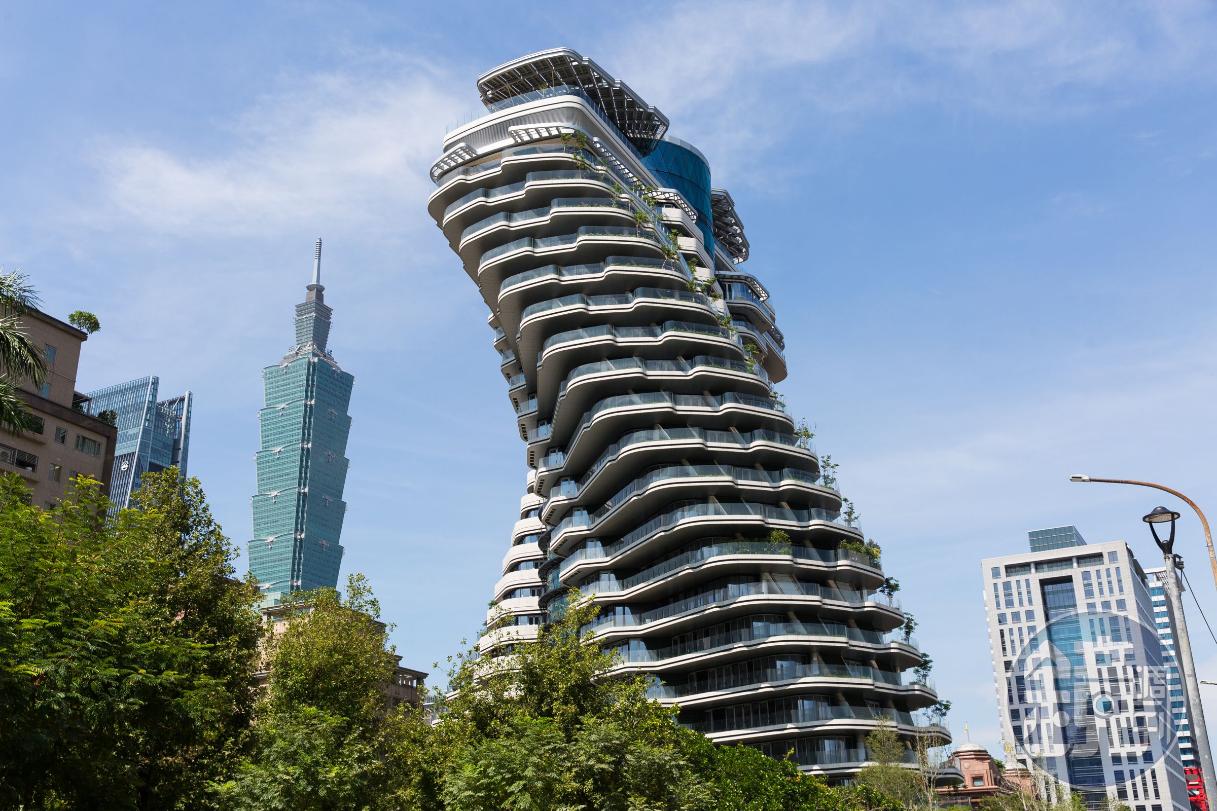 陶朱隱園位於台北市信義信義計畫區,有「信義哥吉拉」之暱稱,每坪單價近400萬元。(本刊資料照)